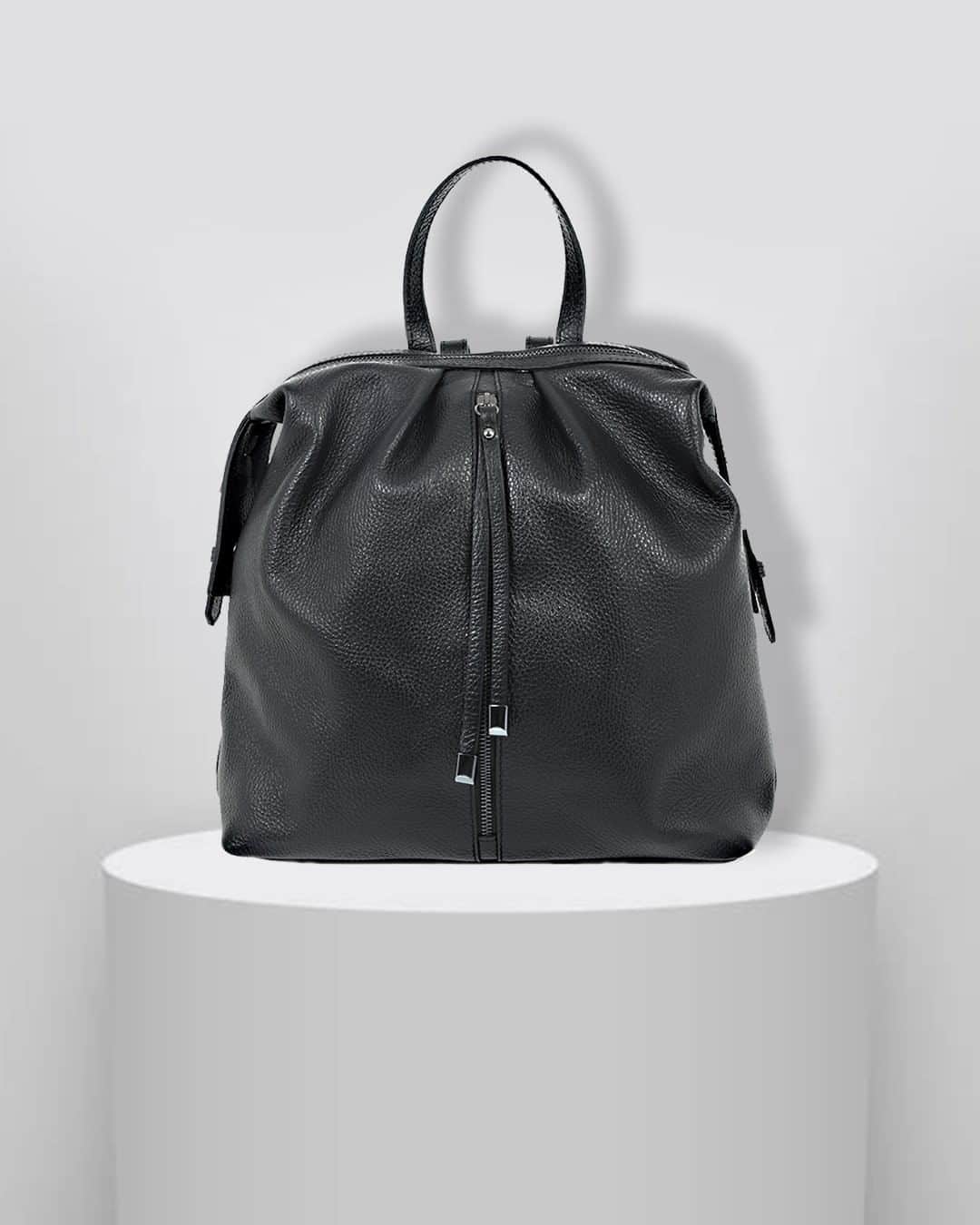 フォリフォリさんのインスタグラム写真 - (フォリフォリInstagram)「The timeless everyday black backpack that cannot be missing from your closet. Discover the Lady Traveller collection with bags that you will love to keep all year long.  #follifollie #newseason #2k21 #inspiration #fashion #newcollection #LadyTraveller #style #backpack #backpackoftheday #backpackofinstagram」1月20日 17時30分 - follifollie