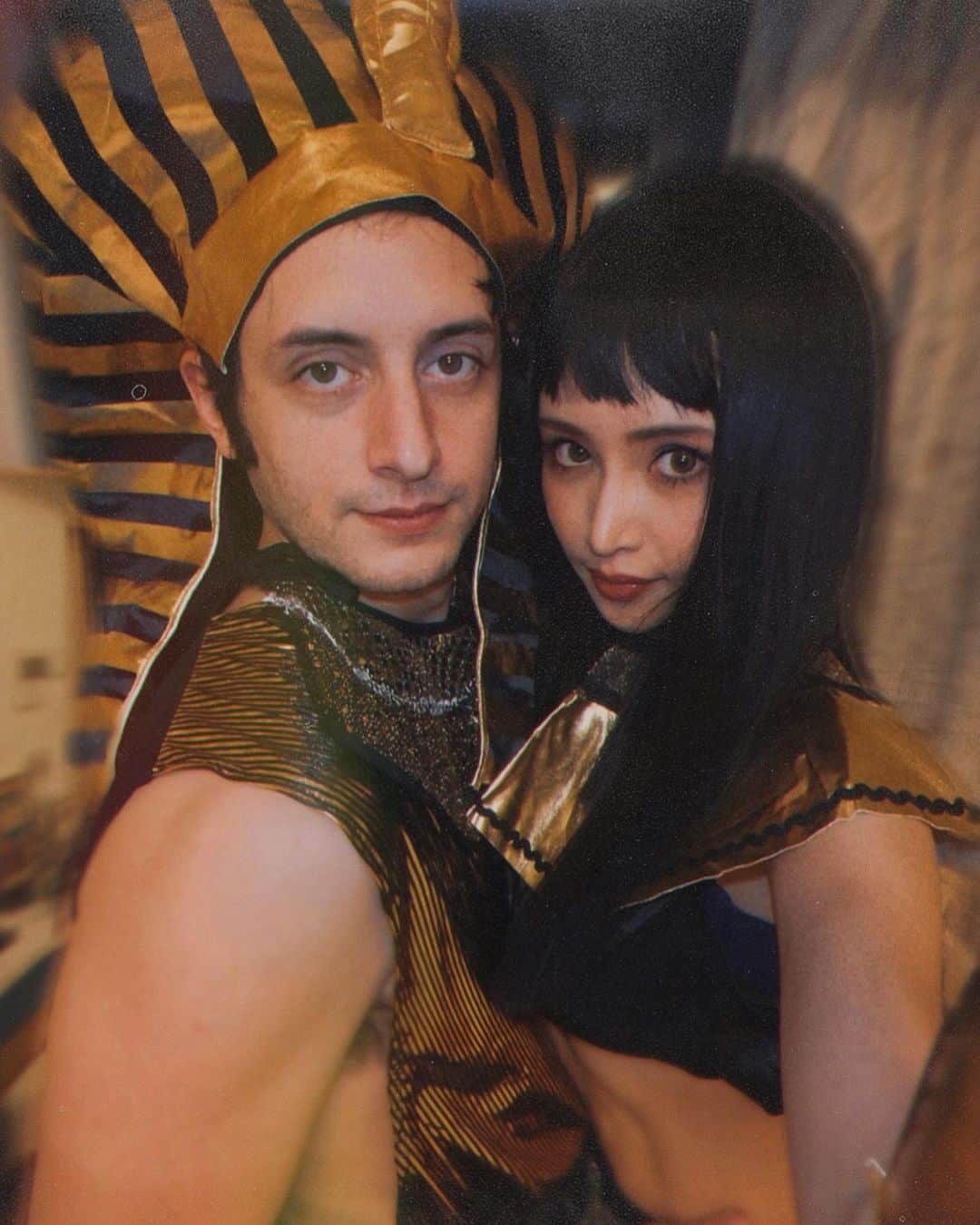 のインスタグラム：「今年の仮装なんのだろうって 考えてくれてありがとう♡ GODS of EGYPTをイメージ🇪🇬 一番多かったのはヘルタースケルター。 ↑確かに🤣👌 ろぶとセットだとそうは見えないかな？😁 あとはザマミー、ハムナプトラも多かったかな。 みなさん面白いお答えもありがとう！  . . . #ヘルタースケルター  #ザマミー #ハムナプトラ #クレオパトラ #goodanswer  #godsofegypt  #仮装  #halloweencostume  #couplephoto #夫婦デート  #国際結婚 #国際カップル #face」