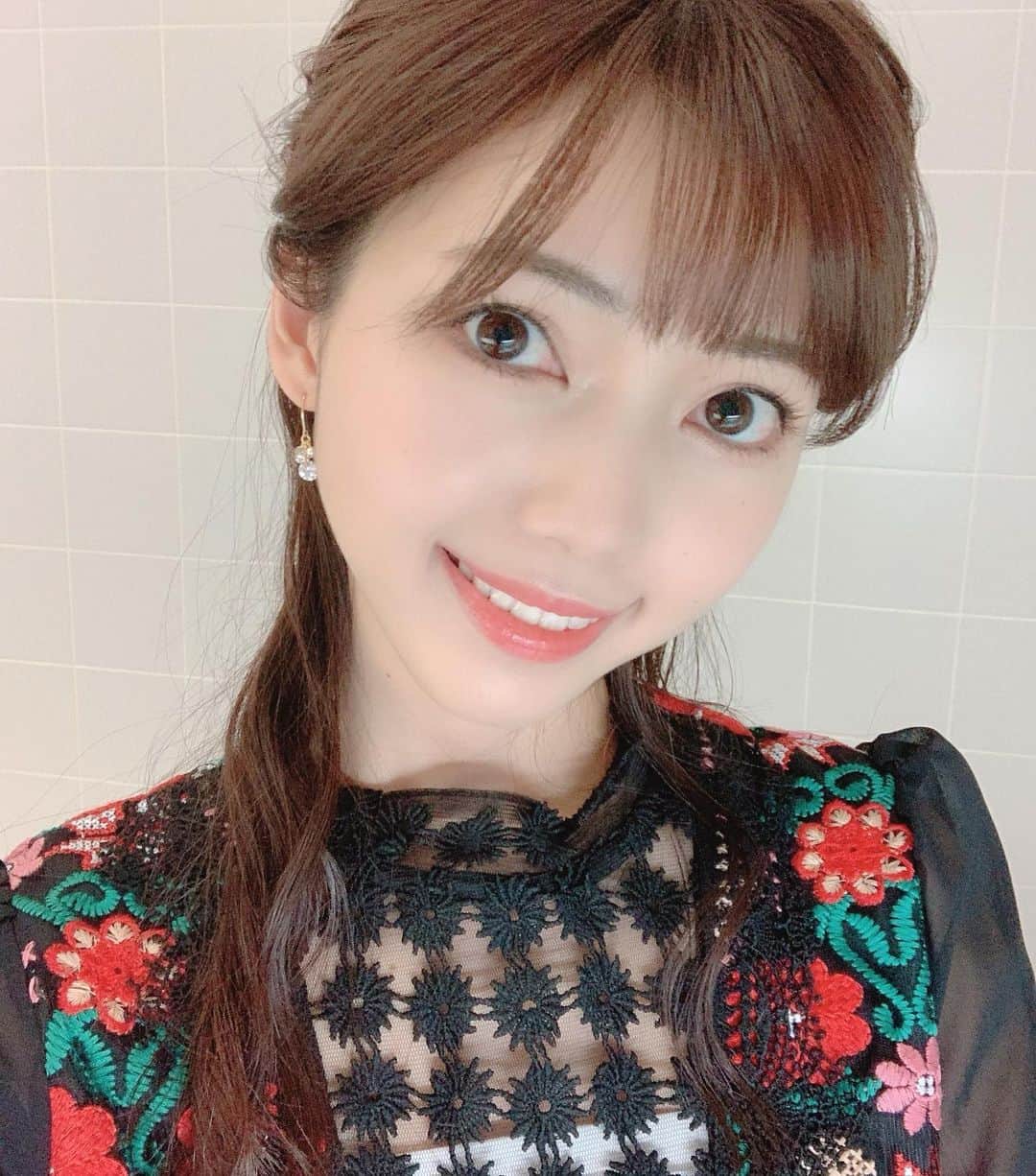 川又智菜美のインスタグラム：「💁‍♀️﻿ ハーフアップでもなく、﻿ ポニーテールでもない、﻿ 絶妙な感じの髪型にしていただきました🤍﻿ ﻿ 透け感と模様が可愛いお衣装☺️💕﻿ スタッフの方に﻿ 「民族衣装っぽいね！」と言われました😂﻿ そうかなぁ？😂﻿」