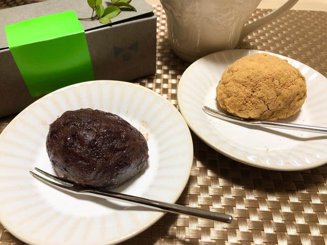 前田友香のインスタグラム：「@okashi_tugi  さんの おはぎ お上品なお味で 美味しかったー♡ あと甘酒のパウンドケーキも♡  他にも気になる商品 たくさんあって また行きたいな♡  箱を閉じた時に 葉をつけてくれるのが すごくおしゃれで♡  #グルメ #福岡グルメ #お菓子 #和菓子 #おうちカフェ #甘党」