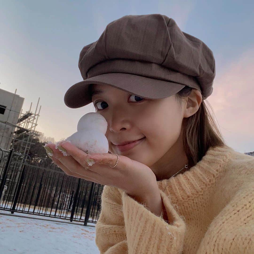 キム・ダヘのインスタグラム：「김유진씨덕분에 인싸템 #눈오리 만들어봄 😘 빼빼로도 보내주심 감사합니다」