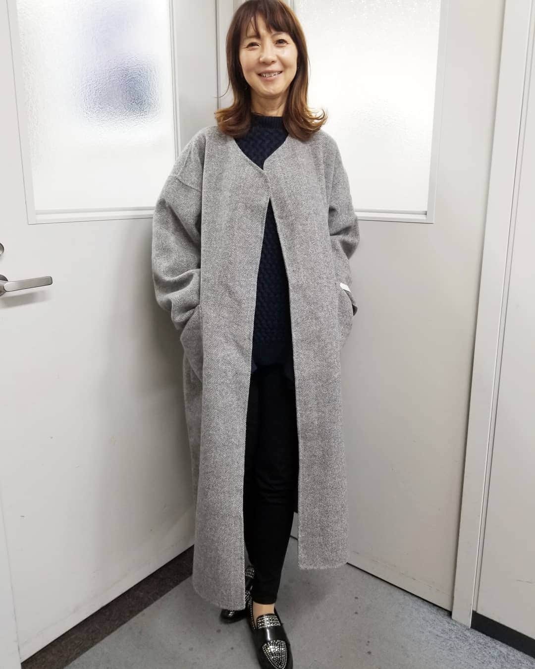 谷口キヨコさんのインスタグラム写真 - (谷口キヨコInstagram)「今日のキヨコ♥️②コートはオーバーサイズなかんじ。重たいけどね。肩凝りそうなかんじもありつつ😅でも、これもお気に入り🎵今日は寒い〰️。こちらもellaさんのものです。 #谷口キヨコ #きよぴー  #コート #コートコーデ #ella」1月20日 17時37分 - kiyokotaniguchi
