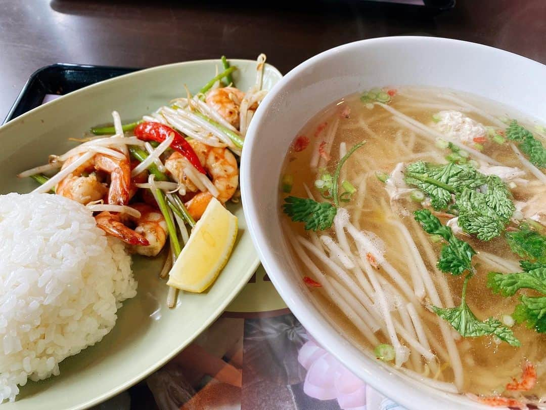 石田燿子さんのインスタグラム写真 - (石田燿子Instagram)「最近のランチ 海老の香菜炒めとタイラーメン🍜 海老と九条葱のあんかけチャーハン🍤 やっぱり海老が好き🦐🦐 #spicymarket #スパイシーマーケット #南国酒家 #」1月20日 17時39分 - yokonti