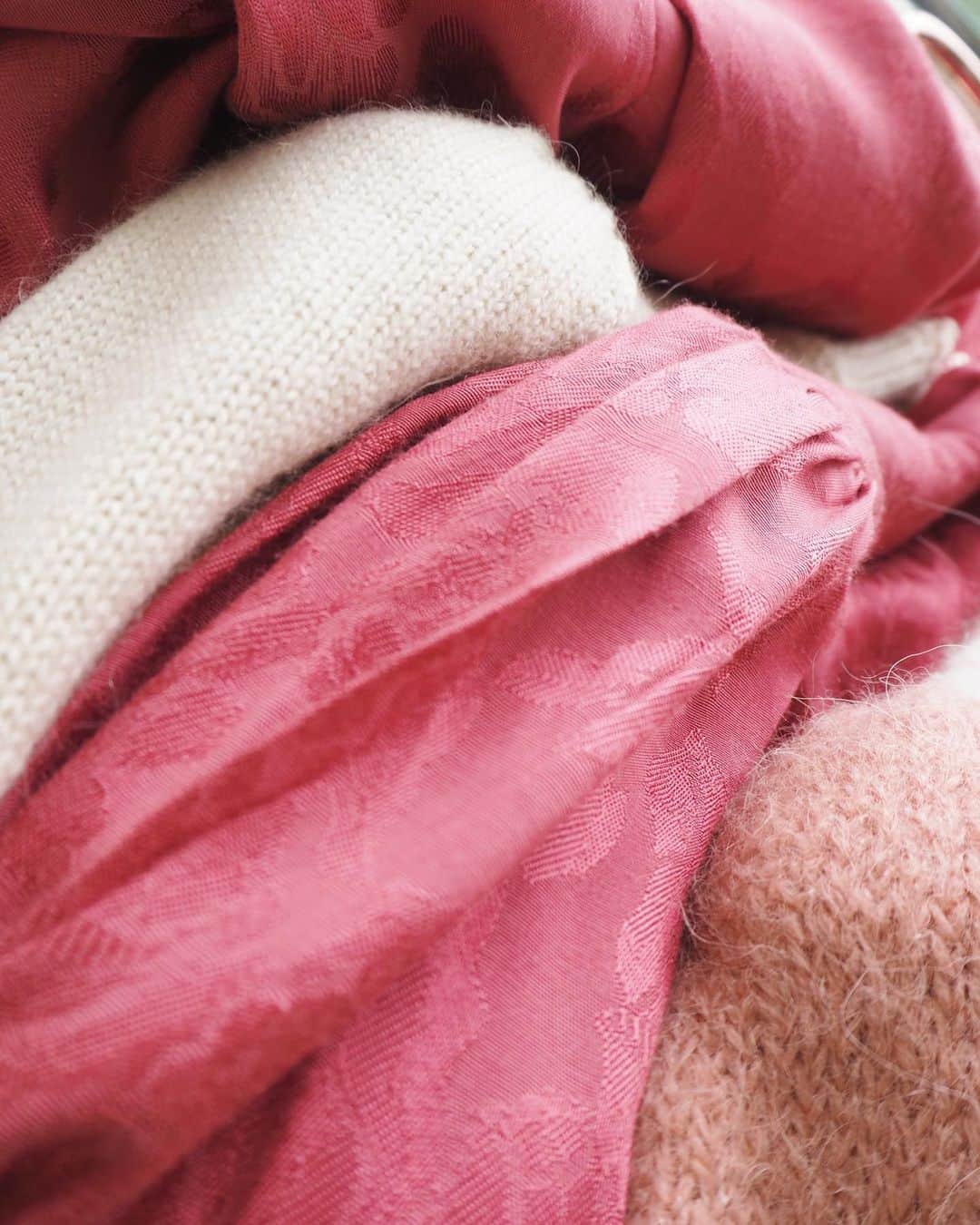 バイティモのインスタグラム：「Sunlight and delicate, sustainably made fabrics 🙏 #bytimo #youarebeautiful」