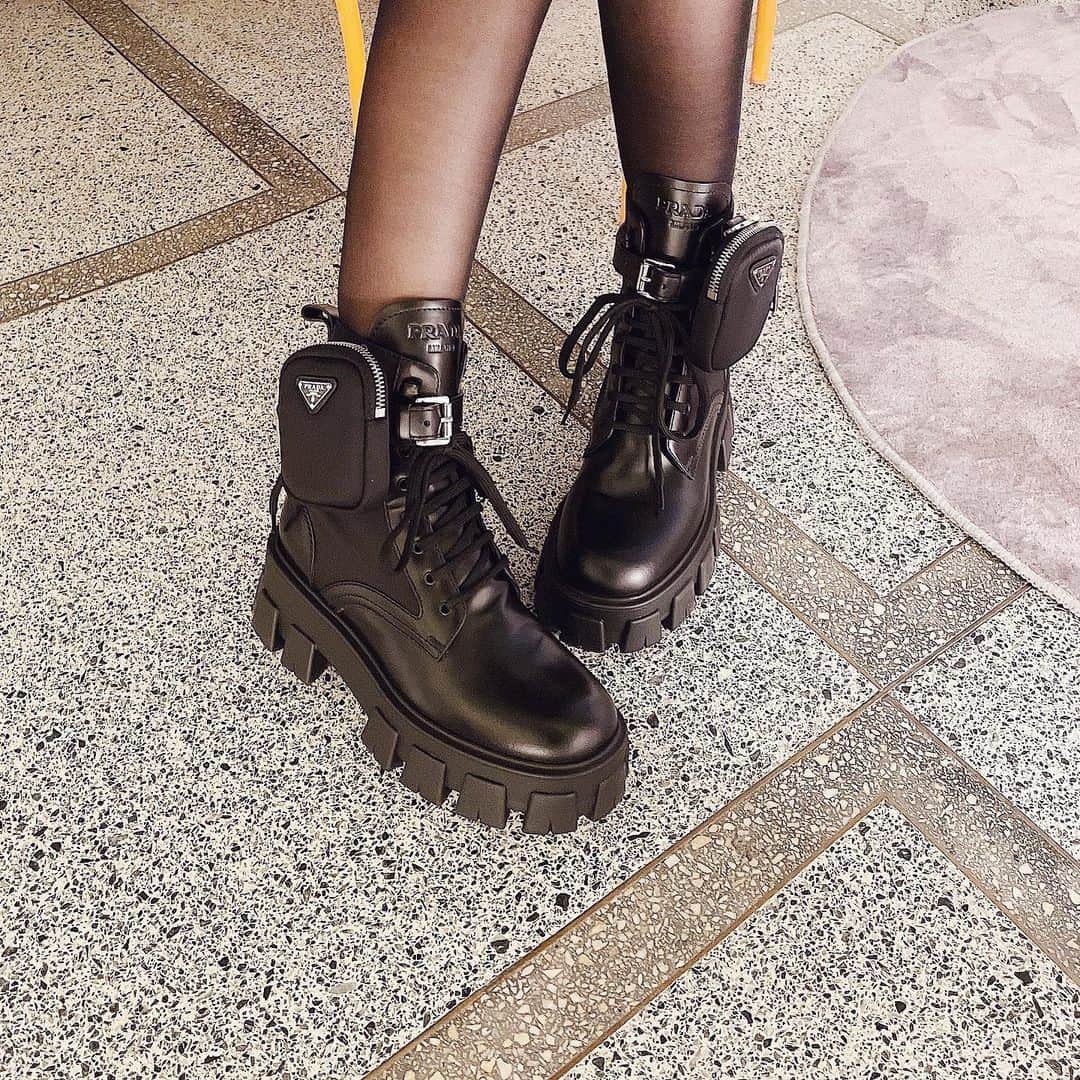 WAKAKOのインスタグラム：「お気に入り🔥 #prada#pradashoes#プラダ#ブーツ」
