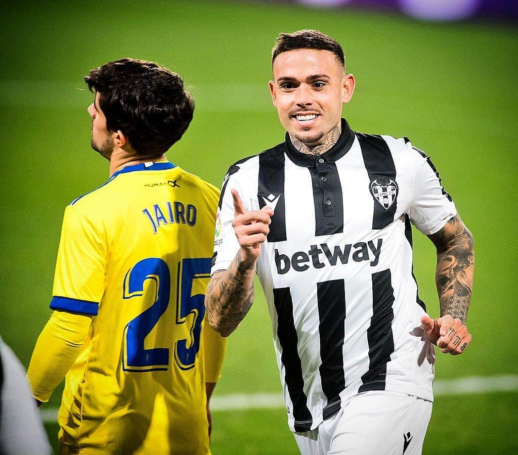 のインスタグラム：「🔫 @rogermartii9 🔫  🔹️6️⃣1️⃣ goles ⚽️ oficiales con el #LevanteUD  🔹️3️⃣5️⃣ en @LaLiga  🔹️7️⃣ en la presente temporada   #OrgullGranota 🐸」