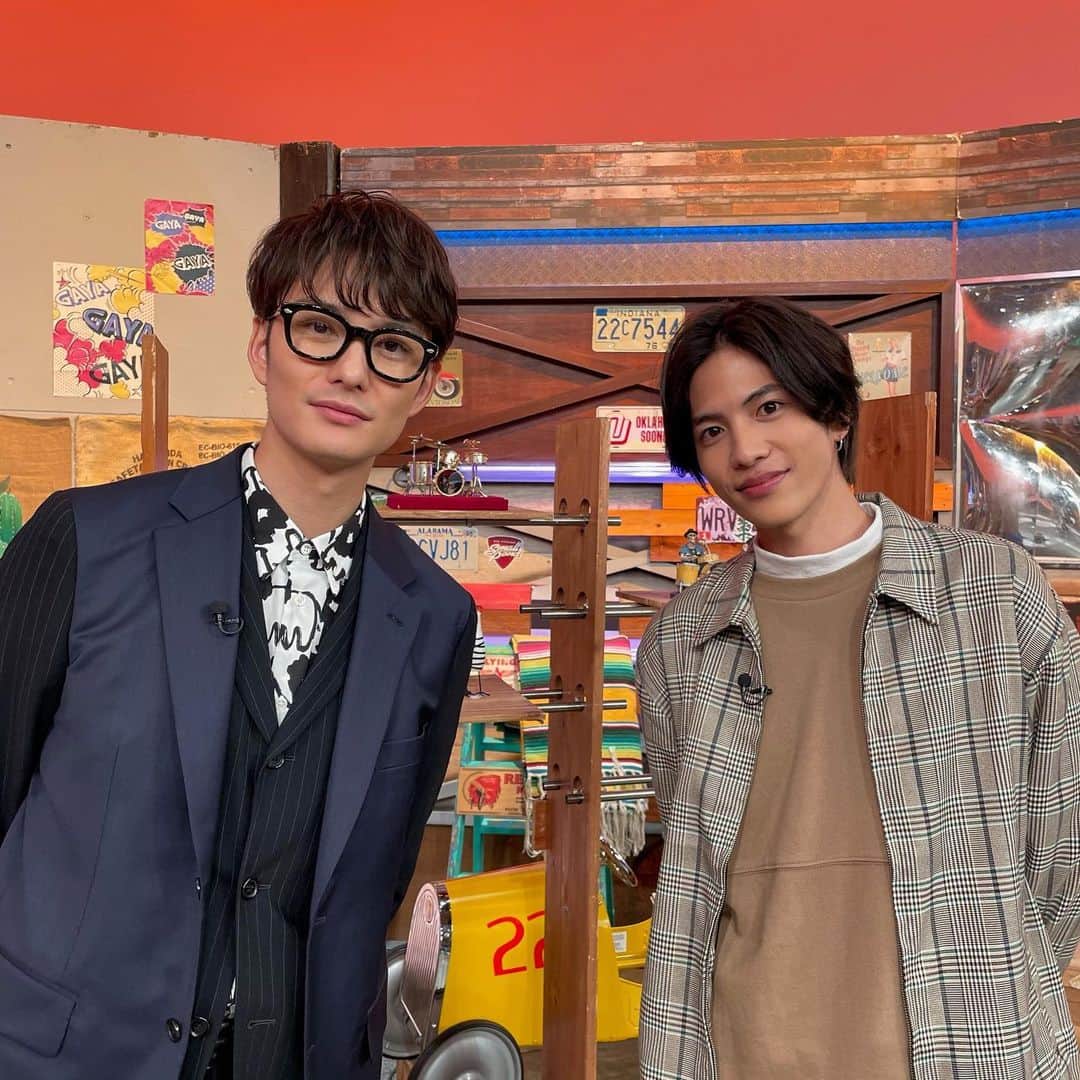 日本テレビ「ウチのガヤがすみません！」のインスタグラム：「1/19OAゲストに #岡田将生 さん✨ #志尊淳  さん✨ にお越し頂きました‼️  ありがとうございました😊  料理ガヤ芸人がアレンジから揚げを披露‼️  お2人が1番ハマった😋 #りんごちゃん から揚げのレシピを教えちゃいます✨  🍎青森風から揚げ🍎  ●材料 からあげ用鶏モモ肉…300g 焼肉のタレ…浸るくらい（大さじ4くらい） 海苔の佃煮 片栗粉…大さじ6 小麦粉（薄力粉）…大さじ2 油（キャノーラ油かサラダ油）…600ml つけあわせの（レタス2枚・ミニトマト）  ①モモ肉の水気を切る ②保存袋袋に入れ、焼肉のたれが浸るくらい入れ、さらに海苔の佃煮を加え、さらに揉み込む ③揉み込み、10分以上漬け込む。 ④たれを流し、そこに片栗粉と小麦粉を加えてシェイクして衣をつける。（片栗粉大さじ6小麦粉大さじ2） ⑤150℃くらいの油で3分ほど揚げる。 ⑥一度、脂から引き上げ2分ほど寝かせる。 ⑦170℃の油で2分ほど、揚げる。  簡単なので ぜひお試し下さい‼️」