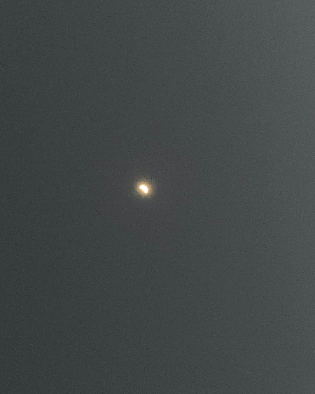 中江有里さんのインスタグラム写真 - (中江有里Instagram)「陽が沈む少し前の空を見上げた。  今日の月は可愛い。主観ですが。」1月20日 17時45分 - yurinbow1226