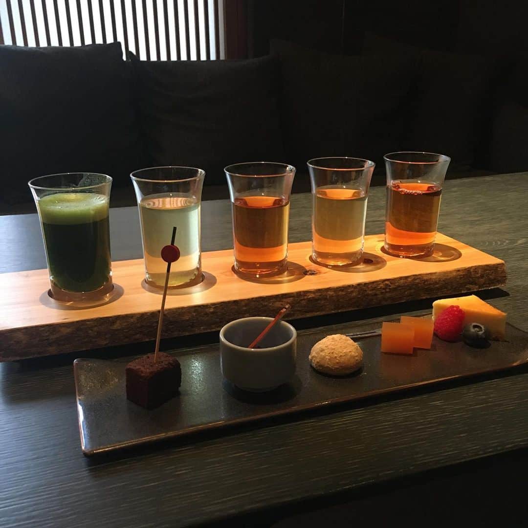 石川琴允さんのインスタグラム写真 - (石川琴允Instagram)「▶︎昨年、番組のロケでお世話になった　祇園 北川半兵衛。 @gion_hanbee  : : 京都へは何度も訪れていたけれど、ここのお店は知っていないとなかなか来られないお店。 : : 最高級のお抹茶を使用した デザートや拘りのお茶が頂けます 🍵 : : 五種類のお茶を比べ飲みしながら、各々に合った一口菓子もついてくる ” 茶詠み ”。 : : 最高級のお抹茶の香りを お菓子にして味わえる ” 抹茶のデグリネゾン ” : : 夜はオシャレな雰囲気で お抹茶を楽しめます 😌 : : どれも少しずつ頂いたのですが、 お抹茶の香りが濃厚でとても美味しかった。 : : コロナが落ち着いたら 個人的に予約していきたいお店です。 : : 他では手に入りにくい最高級のお抹茶も、こちらで購入してお家で飲めます🍵 : 素敵な出逢いに感謝 🙏🏻」1月20日 17時46分 - kotopon09