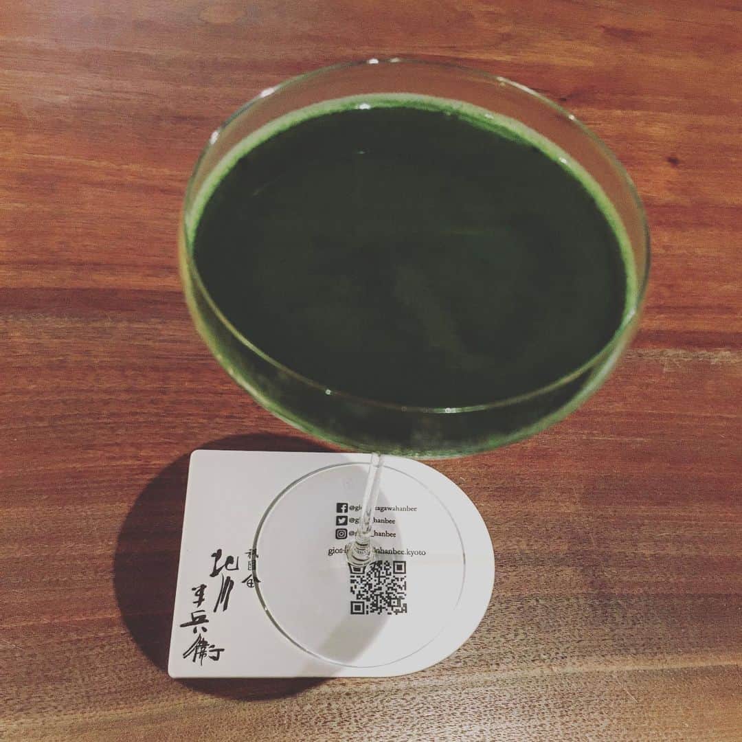 石川琴允さんのインスタグラム写真 - (石川琴允Instagram)「▶︎昨年、番組のロケでお世話になった　祇園 北川半兵衛。 @gion_hanbee  : : 京都へは何度も訪れていたけれど、ここのお店は知っていないとなかなか来られないお店。 : : 最高級のお抹茶を使用した デザートや拘りのお茶が頂けます 🍵 : : 五種類のお茶を比べ飲みしながら、各々に合った一口菓子もついてくる ” 茶詠み ”。 : : 最高級のお抹茶の香りを お菓子にして味わえる ” 抹茶のデグリネゾン ” : : 夜はオシャレな雰囲気で お抹茶を楽しめます 😌 : : どれも少しずつ頂いたのですが、 お抹茶の香りが濃厚でとても美味しかった。 : : コロナが落ち着いたら 個人的に予約していきたいお店です。 : : 他では手に入りにくい最高級のお抹茶も、こちらで購入してお家で飲めます🍵 : 素敵な出逢いに感謝 🙏🏻」1月20日 17時46分 - kotopon09