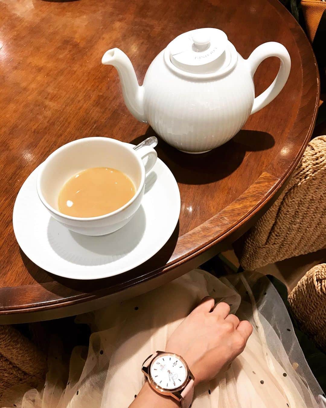 茜結のインスタグラム：「大阪の時から10年くらいの付き合いの友達に誘われて久々お茶した🫖  意識してなかったけど、話してて、 そういや、もう知り合って10年にもなるんやーって気づいた🤣  今更感に笑える  #ロバー  #時計  #腕時計 #ペアウォッチ #プレゼント #ギフト  #手元倶楽部」