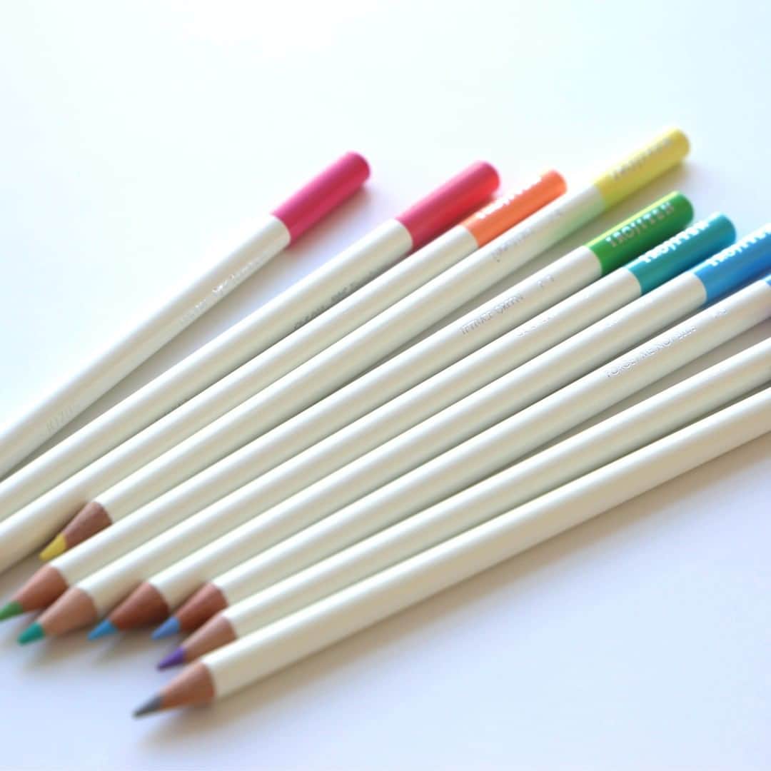 トンボ鉛筆さんのインスタグラム写真 - (トンボ鉛筆Instagram)「昨年末、日本流行色協会(JAFCA）が発表した2021年の色は、“はじまりの色、希望のホワイト”である「ゼロホワイト  Zero White」でした。  トンボの全100色の色鉛筆「色辞典」にもこだわりのホワイトがあります⚪️ 色辞典の軸色は少しクリームがかった温かいホワイトで、白い貝殻の色からもらいました🐚 色とりどりの色がきれいに引き立つ、色辞典101番目のこだわりの“色”です。  大きな変化があった2020年。2021年はこの変化を前向きにとらえ、新しいスタートになると考えて、ホワイトが選ばれたそうです。  皆さんは今年、どんな色の年にしたいですか？  #irojiten #色辞典 #色鉛筆 #tombow #トンボ鉛筆 #tombowpencil #ホワイト #white #はじまりの色  #whitelove #okt1913」1月20日 17時47分 - tombowpencil