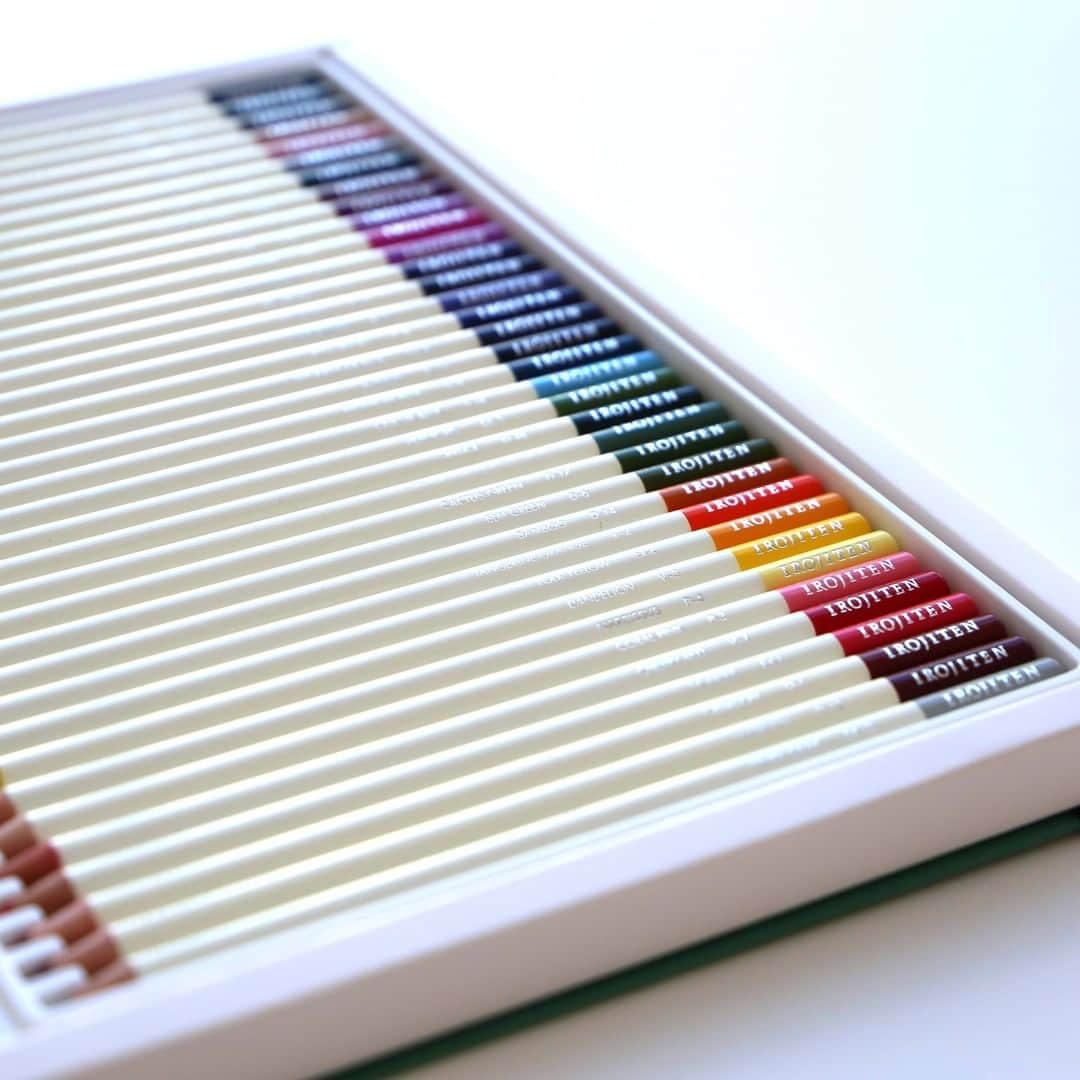 トンボ鉛筆さんのインスタグラム写真 - (トンボ鉛筆Instagram)「昨年末、日本流行色協会(JAFCA）が発表した2021年の色は、“はじまりの色、希望のホワイト”である「ゼロホワイト  Zero White」でした。  トンボの全100色の色鉛筆「色辞典」にもこだわりのホワイトがあります⚪️ 色辞典の軸色は少しクリームがかった温かいホワイトで、白い貝殻の色からもらいました🐚 色とりどりの色がきれいに引き立つ、色辞典101番目のこだわりの“色”です。  大きな変化があった2020年。2021年はこの変化を前向きにとらえ、新しいスタートになると考えて、ホワイトが選ばれたそうです。  皆さんは今年、どんな色の年にしたいですか？  #irojiten #色辞典 #色鉛筆 #tombow #トンボ鉛筆 #tombowpencil #ホワイト #white #はじまりの色  #whitelove #okt1913」1月20日 17時47分 - tombowpencil