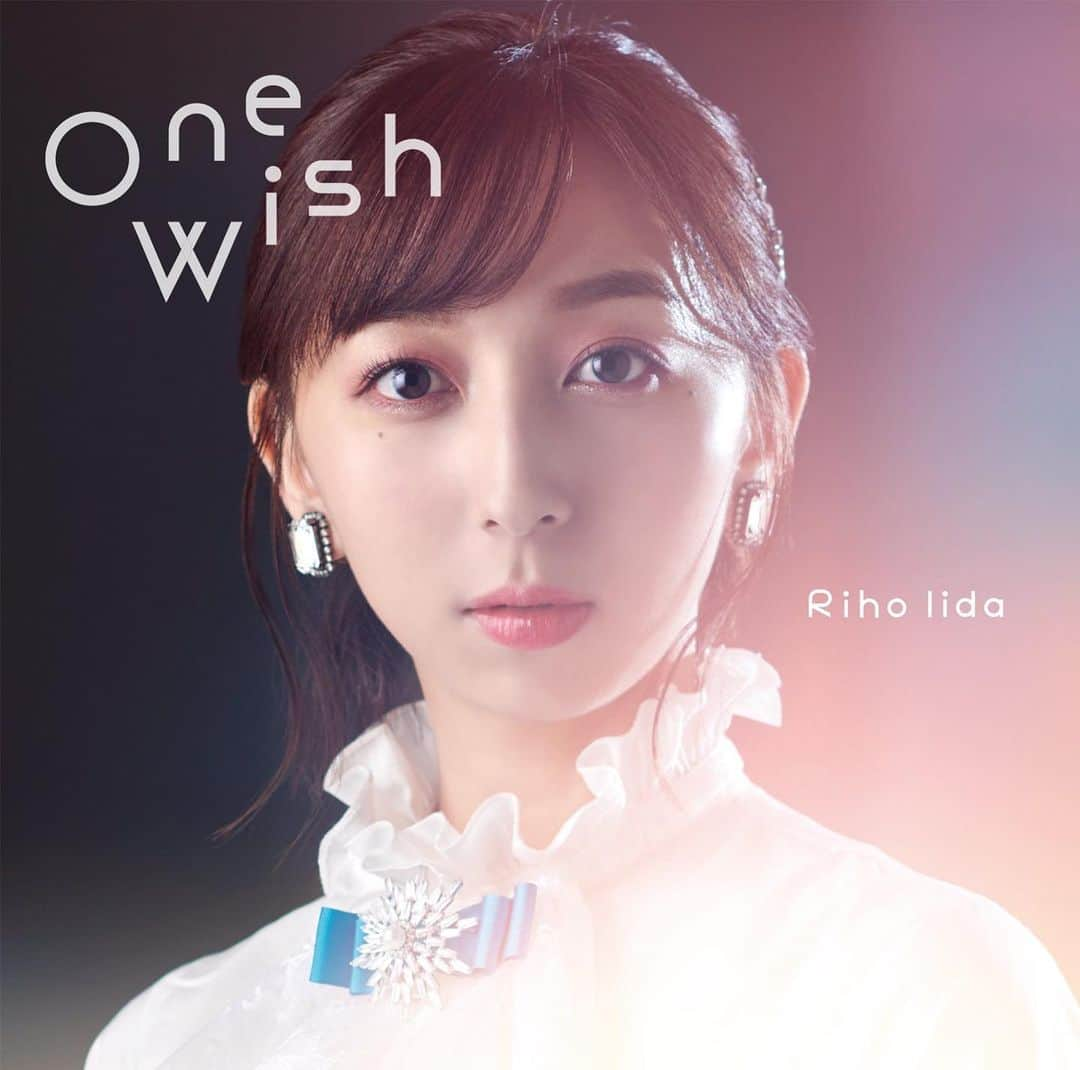 飯田里穂さんのインスタグラム写真 - (飯田里穂Instagram)「初回限定盤💎  ／  NEW SINGLE「One Wish」  2021.2.10 ON SALE！  ＼   珍しく真正面のカットです 想いを秘めながらも 遠くまで見つめる 意志の強さを表現しました  ▼ CDのご予約はこちら lnk.to/onewish_CD   各店舗のオリジナル特典は こちらをご確認ください！ iida-riho.com/contents/391206  #OneWish #飯田里穂」1月20日 17時59分 - rippi_ii