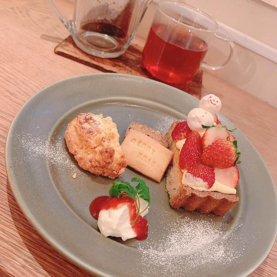 薄井美樹のインスタグラム：「．     最近は友達とも 会えてないから寂しいなぁ☁️  色々落ち着いたら カフェ巡りもしたいっ🥺☕️  クリスマスのムブカフェ ☕️(@movecafelife) 可愛かったなぁ〜☃️💕     ．」