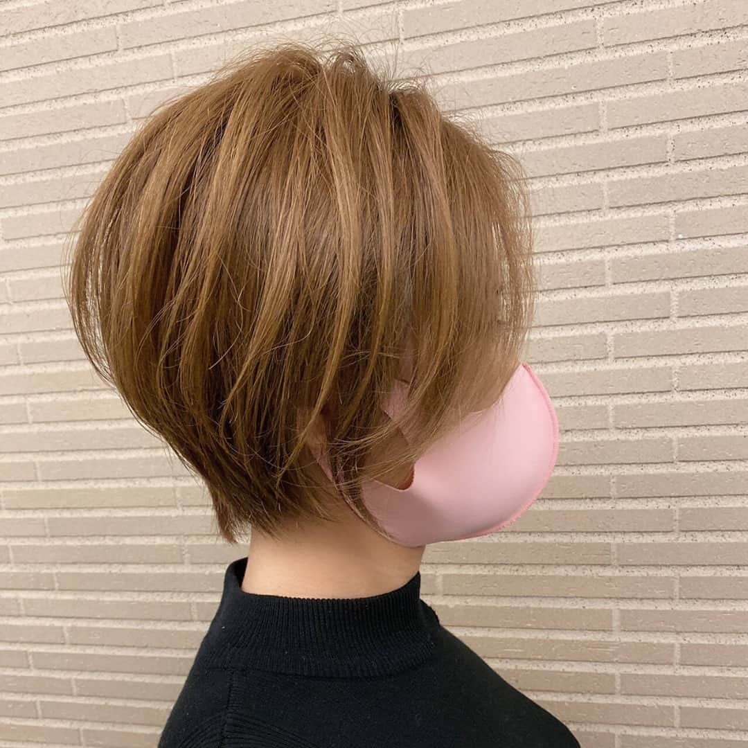 HAIRさんのインスタグラム写真 - (HAIRInstagram)「「軽やか✨でもボリュームも出せる😎💕」 盛永稜（ ＠ryochan_short ） . -----------------------------------------------------------  Follow me👉🏽 @hair.cm  HAIR webサイトは「HAIR（ヘアー）」で検索！✨  -----------------------------------------------------------  HAIRは、お客様の『なりたいを叶えるスタイリスト』が集まるサイトです。  日々スタイリストの方々の素敵なヘアスタイルを掲載しています。  投稿スナップ数約40万の中から、気に入ったスタイルを見つけませんか？  HAIRを通じてサロンに予約もできますよ！💕  ----------------------------------------------------------- . . #ショート #ナチュラル #小顔 #大人らしさ #髮型 #髮型屋 #髮型設計 #发型 #短髮 #日系髮型 #女生髮型 #女生短髮 #염색 #헤어 #단발 #bob #복구펌 #짧은머리 #숏컷」1月20日 18時00分 - hair.cm