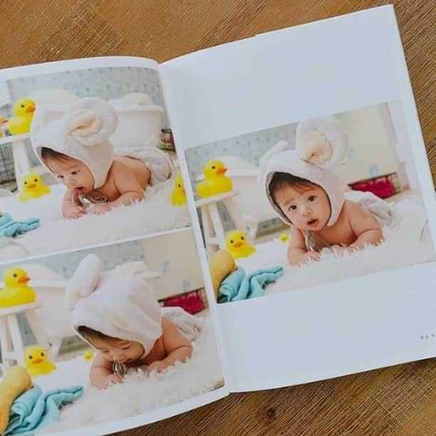 Photobackさんのインスタグラム写真 - (PhotobackInstagram)「本日ご紹介する作品は Hazuki Yamamoto (@zuu_yama)さまの一冊🤱 かわいいお子さまの “100日”をおさめた作品です💕 . 『息子の100日のアルバムを 本のようにつくりたいと思い、 フォトブックに チャレンジしてみました✨ . 届いたアルバムは 手触りが良くて、 写真もとても綺麗で。 そして帯や後書きに 自分の思いを 残せるのがいいなと… . 本当に本のようなできあがりで、 満足しています😊』 と、Hazuki Yamamoto (@zuu_yama)さま💐 . 表紙はもちろん、 中面のお写真も豊富に 掲載されている こちらの作品ですが、 とにかく全編を通して お子さまのお写真が とにかくかわいい一冊です💗 . テンプレートも たくさん使用 いただいているようで、 お子さまの魅力が 余すこと無く 伝わってきますね🥰 . 使用された アイテムは、 Photoback LIFEの24P📚 オーソドックスな アイテムだからこそ、 日常に溶け込んだ アルバムづくりが 可能です💖 . Hazuki Yamamoto (@zuu_yama)さま、 今回は素敵な作品を ありがとうございました🌿 . #photoback #フォトバック #フォトアルバム #フォトブック #フォトブックづくり #アルバム #photo #写真 #photoback作品紹介2021 #LIFE #100日 #百日 #ママ #育児  #こどものいる暮らし #記念写真 #mama #家族 #family」1月20日 18時00分 - photoback.jp