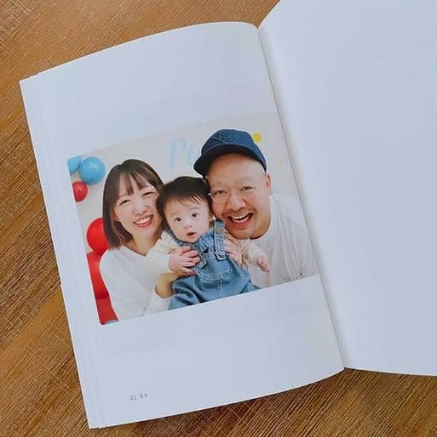 Photobackさんのインスタグラム写真 - (PhotobackInstagram)「本日ご紹介する作品は Hazuki Yamamoto (@zuu_yama)さまの一冊🤱 かわいいお子さまの “100日”をおさめた作品です💕 . 『息子の100日のアルバムを 本のようにつくりたいと思い、 フォトブックに チャレンジしてみました✨ . 届いたアルバムは 手触りが良くて、 写真もとても綺麗で。 そして帯や後書きに 自分の思いを 残せるのがいいなと… . 本当に本のようなできあがりで、 満足しています😊』 と、Hazuki Yamamoto (@zuu_yama)さま💐 . 表紙はもちろん、 中面のお写真も豊富に 掲載されている こちらの作品ですが、 とにかく全編を通して お子さまのお写真が とにかくかわいい一冊です💗 . テンプレートも たくさん使用 いただいているようで、 お子さまの魅力が 余すこと無く 伝わってきますね🥰 . 使用された アイテムは、 Photoback LIFEの24P📚 オーソドックスな アイテムだからこそ、 日常に溶け込んだ アルバムづくりが 可能です💖 . Hazuki Yamamoto (@zuu_yama)さま、 今回は素敵な作品を ありがとうございました🌿 . #photoback #フォトバック #フォトアルバム #フォトブック #フォトブックづくり #アルバム #photo #写真 #photoback作品紹介2021 #LIFE #100日 #百日 #ママ #育児  #こどものいる暮らし #記念写真 #mama #家族 #family」1月20日 18時00分 - photoback.jp