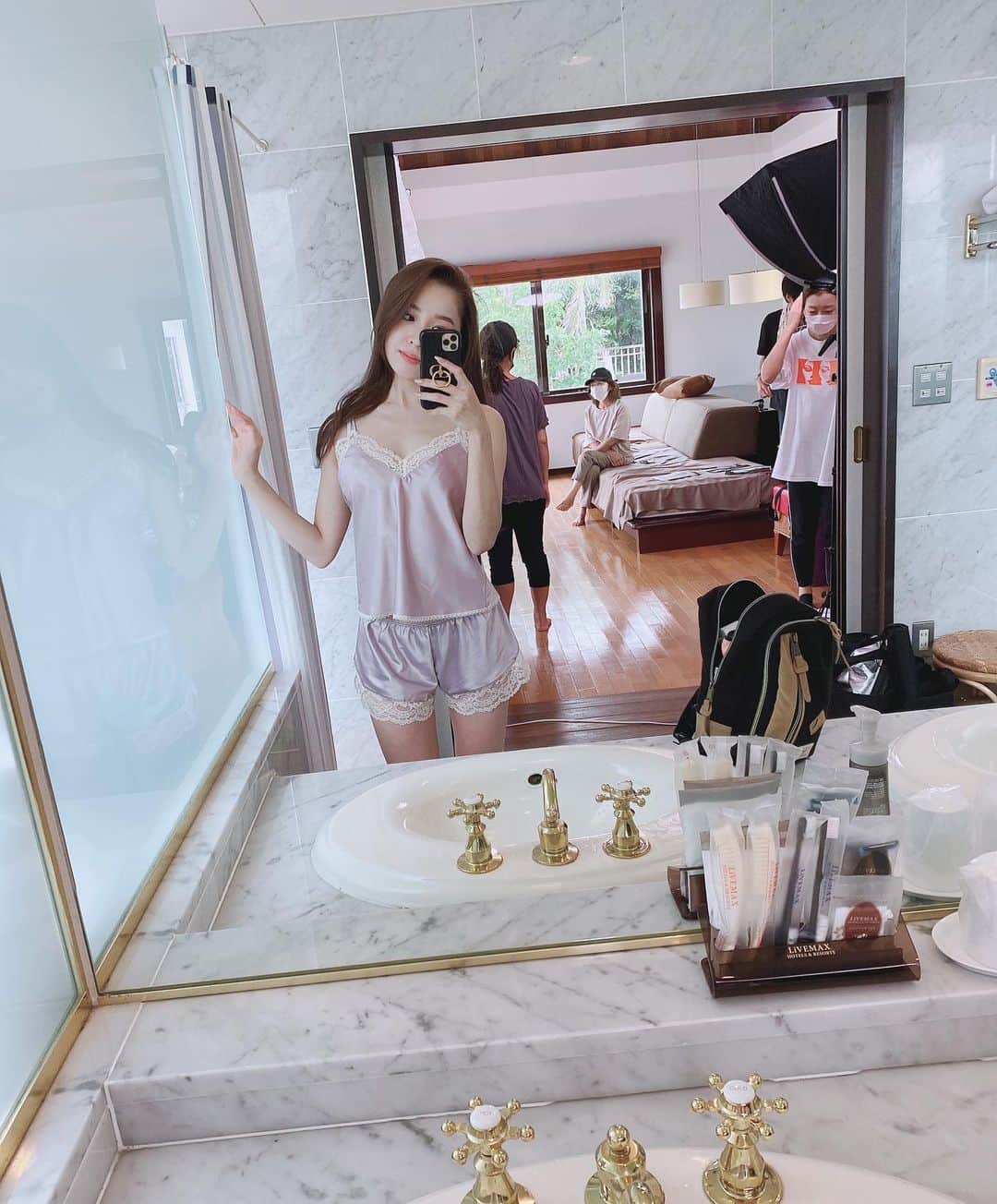 石田安奈のインスタグラム：「off shotも載せてくね💖  #anna&you #グラビア　#DVD」