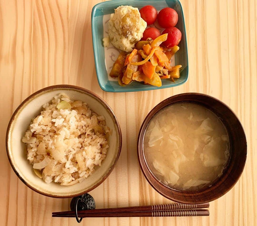 篠原理沙のインスタグラム：「和洋折衷ご飯。  ごちゃ混ぜ。 食べたいものを食べる、そんな日。  #バターライス #味噌汁 #カレー #ポテトサラダ #トマト #和洋折衷 #ランチ #シンプルイズベスト #シンプルな暮らし #シンプルな生活 #美味しいもの好きな人と繋がりたい #美味しい #ご飯記録 #ご飯日記 #ご飯好きな人と繋がりたい #ご飯でエールを #ご飯がすすむ #グルメ #グルメ好きな人と繋がりたい #グルメ部 #グルメ女子 #グルメスタグラム #食べるの大好き #食べるの好きな人と繋がりたい #食べることは生きること #節約ごはん #節約生活 #一ヶ月一万円生活 #ご飯と味噌汁 #和食ごはん」