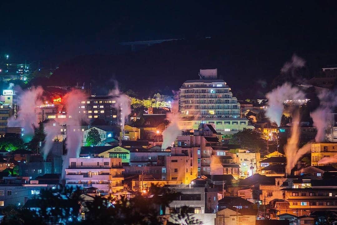 ピーチ・アビエーションのインスタグラム：「キラキラ光る夜景に 立ち上る白い煙は一体…？👀💭 . この煙は旅館などから出ている"湯けむり"♨ 大分県の温泉地 #別府 の#湯けむり展望台 から一望でき、 日本夜景遺産に認定されているんです✍️ ここでしか見られない旅情感あふれる夜景がたまりません😊 . 2021年2月19日東京（成田）ー大分線就航✈ 成田から最も近い九州の玄関口、大分県でのんびり温泉旅への思いを馳せてみてはいかが？ . . . . . . . . . . . . . . . . . . . . . . . . . . . . . . . . . . . . . ▶Photo by @daichi_oita OOKINI!! ▶Place： #大分県 #別府市 . . . . . . . . . . . . . . . . . . . . . . . . . . . . . . . . . . . . Peachでは各就航地で撮影された皆さまのお写真をInstagramでご紹介させていただいています。 #fly_peach をつけて投稿してください✨  . #大分旅行 #大分観光 #別府旅行 #別府観光 #ゆったり旅 #撮影スポット #温泉旅行 #温泉デート #温泉街 #夜景スポット #日本の景色 #oita #beppu #look_japan #japanwinter #japan_art_photography #winterinjapan #japanesewinter」