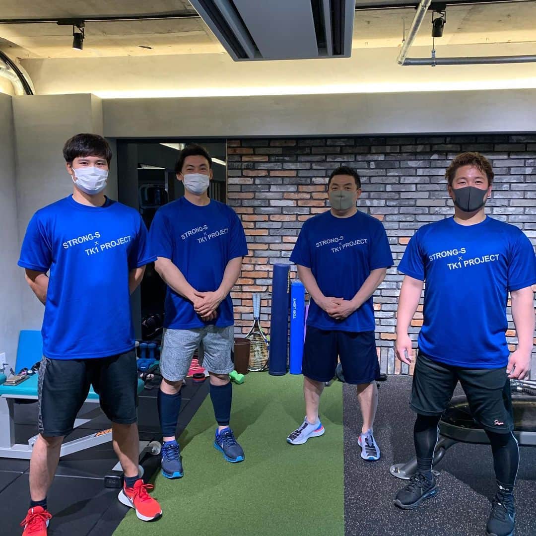のインスタグラム：「いつもお世話になってるストロングス様のトレーニングの様子です！！まだまだですがまだまだって事は伸びしろがあるって事！！？？笑😍💪🏻💪🏻💪🏻💪🏻💪🏻 頑張るしかない！！ #バントだけじゃダメ！🥶 #バランス名人になる！！ #いつもありがとうございます😊 @nspa.asia  @tk1project  @ys.okumura00」
