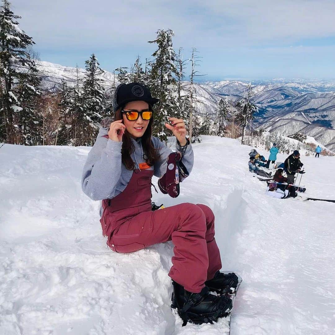 MariIryuさんのインスタグラム写真 - (MariIryuInstagram)「本来なら３年生🏂﻿ 今シーズン、行ける日は来るのだろうか、、、🥲 ﻿ ﻿ ﻿ ﻿ ﻿ ﻿ ものすご〜くゲレンデが恋しい🗻﻿  ﻿ ﻿ ﻿ ﻿派手にジャンプしてこける 何事もなかったように座った姿 #スノボー女子 #スノボー #スノボー好きな人と繋がりたい #スノボ女子 #snowboarding #snow #ゲレンデ #スノーボード #群馬 #丸沼高原スキー場 #ゴーグル　#過去pic #冬 #雪山 #体幹トレーニング #体幹 #筋トレ女子 #趣味 #グラトリ女子 #グラトリ初心者 #グラトリ」1月20日 17時57分 - marty2367