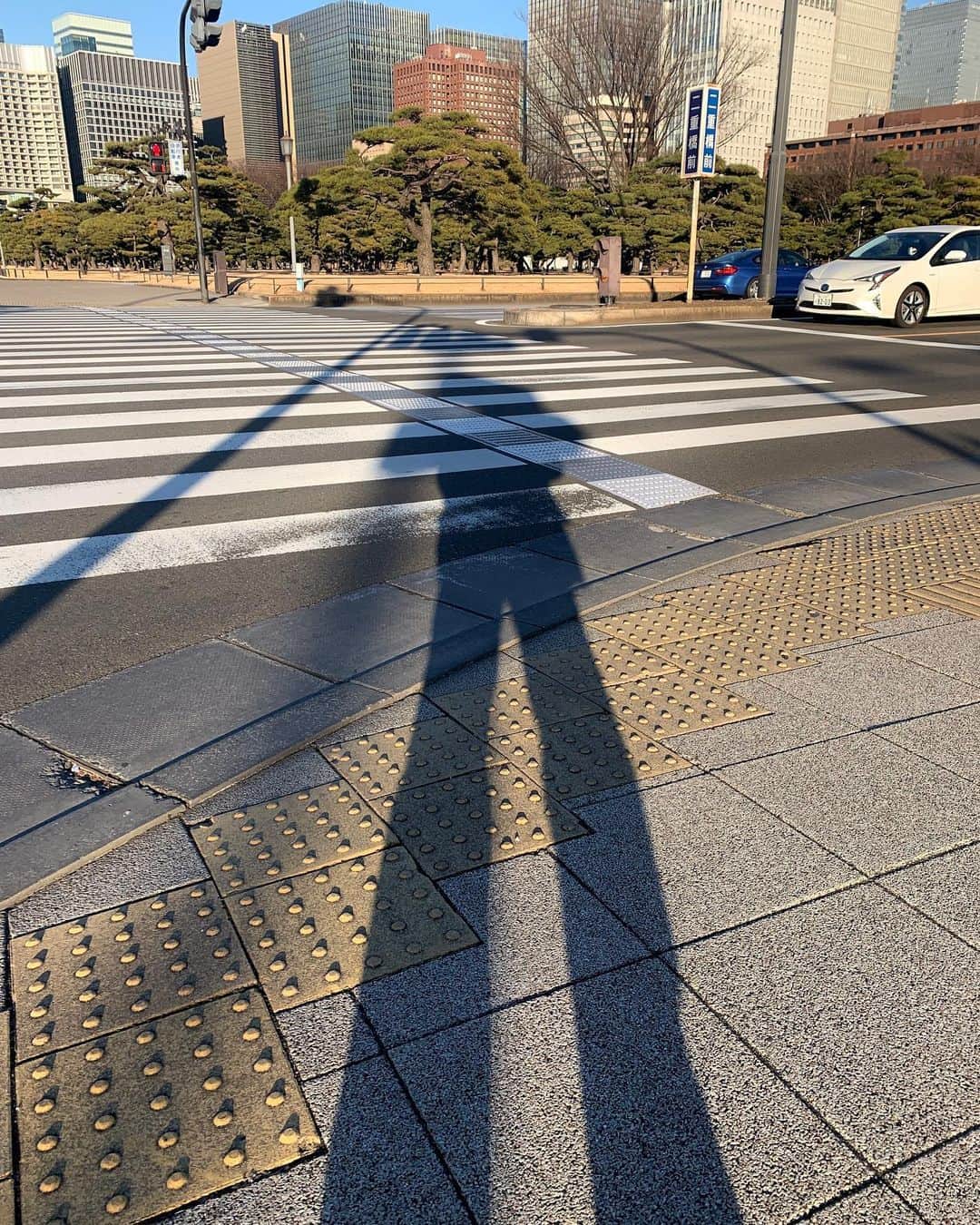 武井義明さんのインスタグラム写真 - (武井義明Instagram)「夕方のミーティングに歩いて出勤。ひとけのないトーキョー、ふだん歩かない道、知らない外国の街みたいだった。」1月20日 17時57分 - bebechef