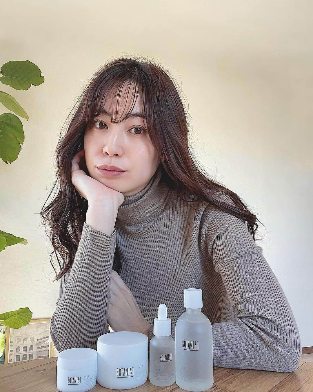 伊藤沙織のインスタグラム：「ブームにもなったBOTANISTの、スキンケアラインBOTANIST EVERが誕生しているのを知って早速getしました🌱  独自処方の「植物幹細胞(エゾノチチコグサカルスエキス[保湿成分])」を培養したエキスをしっかりと配合することで、みずみずしくツヤにあふれる、凛としたハリ肌を実感できます😌✨✨  ☑︎クレンジングバーム(3枚目) 肌につけてすぐ、するんとメイク馴染んでオフしてくれます。洗い流しても肌がつっぱる感じがせず、潤いが残ります。少量でも充分に伸びるので使いやすい。  ☑︎化粧水(4枚目) 保湿力が高いので、乾燥するこの時期はとってもありがたいです。敏感肌だけど特にしみたりしなかったのが私的に嬉しいポイント。時間が経ってもツヤ感が残ってくれてびっくりしました。  ☑︎セラム(美容液)5枚目 とろみのある濃密液ですが、ベタつかずに肌にすっと馴染みます。マスク荒れで小さな大人ニキビがいくつかあったのが、使用し続けて目立たなくなりました！  ☑︎クリーム(6枚目) 薄いベールのようなテクスチャーで、伸びが良いです。翌朝も潤いが持続しているので、保湿力も充分だと感じました。肌の調子も、柔らかくふっくらとしてきた気がします。 . 冬の時期は特に肌が乾燥しがちだったのが、潤いがあって肌のなめらかさが感じられるとスキンケアタイムがさらに楽しくなりますよね☺️✨ . #botanistever #ボタニスト #エイジングケア #クレンジングバーム #化粧水 #美容液 #クリーム #pr #幹細胞コスメ」