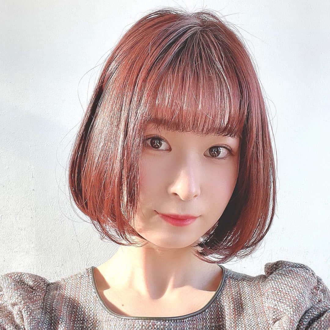 紫帆のインスタグラム：「💎💕  ツヤツヤ。キラキラ。サラサラ。 太陽光盛れる。天才。  #ボブ  #ボブアレンジ #ボブヘア #美容室  #美容院 #ピンクブラウン #ピンク #ピンクヘアー #カラー #カット #前髪  #OMNIA」