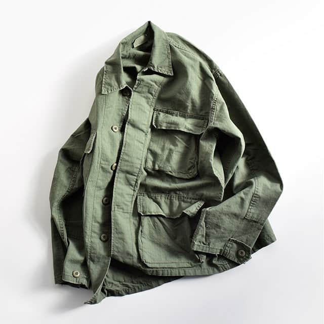 のインスタグラム：「＼キナリノモール／ROTHCO｜ミリタリーシャツジャケット“BDU SHIRTS”	  －－－－－－－－－ ROTHCOの伝統あるミリタリースタイル  U.Sらしい本格的なミリタリーデザインで、ポケットの数や細かなディテールなど、耐久性・機能性にも優れたジャケット。 少し肩を落としたドロップショルダーでゆったりとしたサイズ感になっています。 一点一点 異なる表情が楽しめるハードウォッシュ加工を施すことで、糸切れや生地切れなどの独特な風合いが生まれ、USED感のある仕上がりに。 カラーは、カーキ、オリーブ、ブラックの3種類をご用意しました＊  ----------------------------------------------------- 【WINTER SALE】開催中！ SALEアイテム一覧はハイライトからご覧いただけます。 -----------------------------------------------------  －－－－－－－－－ https://kinarino-mall.jp/item-24764  ▶画像をタップすると詳細情報をご覧いただけます。  ▶プロフィールの「インスタ掲載」ボタンから、ご紹介商品をまとめてご覧いただけます。→@kinarino_official  ▶キナリノアプリでも販売中！ 「お買いもの」→「インスタグラム掲載アイテム」 　 ※ダウンロードはプロフィールリンクから→@kinarino_official  #キナリノモール #キナリノ #丁寧な暮らし #暮らし #ジャケット #アウター #ミリタリーシャツジャケット #ファッション #コーデ #今日のコーデ #コーディネート #ナチュラルコーデ #シンプル #Piudiaranciato #Jacket #Militaryjacket #outer #style #Naturalstyle #fashion #comfortable #fashionista #coordination #simple #ootd #instafashion」