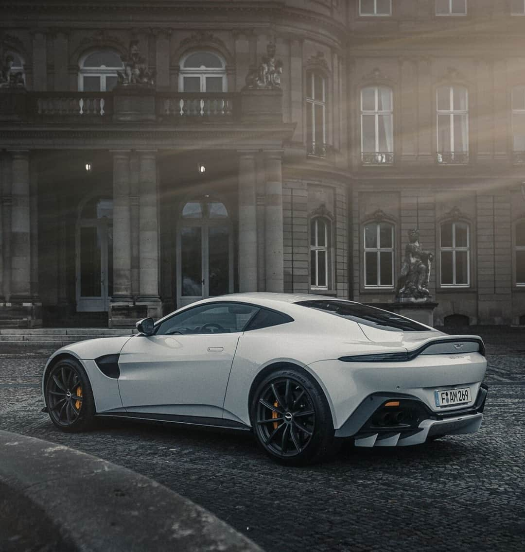 アストンマーチンさんのインスタグラム写真 - (アストンマーチンInstagram)「Crafted by the expert team at our Gaydon HQ, Vantage stuns from every angle.  #AstonMartin #Vantage」1月20日 18時00分 - astonmartin