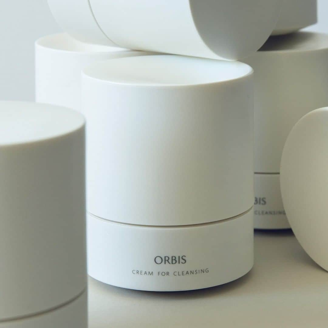 オルビス ORBIS official Instagramさんのインスタグラム写真 - (オルビス ORBIS official InstagramInstagram)「【クレンジングのポイントを解説💡】目元や口元の“乾燥小ジワ”にアプローチする、丁寧なお手入れのポイントとおすすめアイテムをご紹介します。  ．．．．．．．．．．．．．．．．．．  皮膚が薄くデリケートな目元・口元は 乾燥による悪影響を受けやすいパーツ。 . 特に冬の時期は、乾燥が原因でできやすい 「乾燥小ジワ」に注意が必要です。 . とはいえ、頬などの面積の大きい部位に比べて 目元や口元は、スキンケアも簡単に 済ませてしまいがちですよね。 . でも、乾燥小ジワがあらわれやすい目元・口元にこそ ピンポイントのケアで丁寧なお手入れを心掛けることが大切。 . そして、そのお手入れのポイントの一つが 丁寧なクレンジングにあるのです。 . この投稿では、クレンジングのポイントと オルビスのおすすめアイテム 「オフクリーム」をご紹介しています。 ぜひ保存して、お手入れ時に見返してみてくださいね。  ．．．．．．．．．．．．．．．．．．  --------------------- 💡なぜ起こる？ 乾燥小ジワとクレンジングの関係 --------------------- 乾燥により目元・口元に小ジワができやすい原因の一つが 「クレンジング時の負担」です。 . クレンジングによっては洗浄力の強いものもあるため 肌のうるおいを必要以上に奪ってしまうことも。 . また、しっかりメイクを落とそうとするあまり ゴシゴシと強くこすってしまうことも 乾燥小ジワの原因になります。  ．．．．．．．．．．．．．．．．．．  --------------------- 💡乾燥小ジワにアプローチ！ 「オフクリーム」のクレンジングのポイント --------------------- 乾燥小ジワは、シワの中でも比較的浅いため 正しいお手入れを行えば改善が期待できます。 丁寧なケアを心がけましょう。 . 【POINT： ”落としすぎ”と”摩擦”に注意】 . 💧洗浄力の高いクレンジングで、肌のうるおいを奪う 💧メイクを無理に落とそうとして、肌をゴシゴシとこする . このような間違ったクレンジングは 肌を傷める大きな原因となってしまいます。 . メイクの濃さやアイテムに合わせたクレンジングを使用して 摩擦を与えないように優しく落としましょう。 . また、アイメイクを落とす際にもポイントがあります。 それは、目元全体をこすらないようにすること。 マスカラを落とす際は、まつ毛を指で優しくつまむようにすると 肌もまつ毛も傷めず、スルッと落とせます。 . . 【オルビスのおすすめアイテム】 . 「 #オフクリーム 」は 肌に優しくなじむ、とろけるテクスチャーが魅力のクレンジング。 うるおい成分はそのままに、メイク汚れだけを落とします。 . さらに、ツッパリ感がないので スキンケアをした後のように しっとりとうるおいに満ちた肌に整えます。 . <オフクリーム 基本のHOW TO> ■STEP1 オフクリームを手の平に適量（さくらんぼ1粒大程度）とり 顔に5点（両頬、額、顎、鼻）置きします。 . ■STEP2 顔全体にゆっくり伸ばしてから 頬→目元→額→小鼻→口まわりの順番で円を描くように 優しくなじませます。 . ■STEP3 クリームが肌の上でメイク汚れを巻きこむと 軽い感触に変わります。 感触が軽くなったら洗い流しのサインです。 . . 【この投稿でご紹介したオルビスアイテムはこちら】 . ■オルビス オフクリーム ボトル入り：税込2,530円 つめかえ用：税込1,980円 ．．．．．．．．．．．．．．．．．． 気になっていた目元・口元の「乾燥小ジワ」も 原因をきちんと理解した上で保湿ケアを行えば 軽減することができます。 . まずはクレンジングから ぜひ、ご自身のスキンケアに 取り入れてみてくださいね。  ．．．．．．．．．．．．．．．．．．  ✔️オルビス オフクリーム」をもっと知りたい方へ . 商品ページでは、落とすケアのポイントや ご使用方法をさらに詳しくご紹介しています。 ぜひ、以下の手順でご確認ください。 . ①この投稿の画像をタップ ②商品ボタンをタップ ③「ウェブサイトで見る」からチェック  ．．．．．．．．．．．．．．．．．．  #ORBIS #オルビス #スマートエイジング #ここちを美しく #オルビスユー . #落とすケア #スキンケア用品 #エイジングケア #乾燥対策 #保湿ケア #乾燥 #潤い肌 #ニキビ対策 #洗顔料 #透明肌 #乾燥肌 #クレンジング #透明感のある肌 #ハリ肌 #スキンケア #毛穴 #乾燥肌ケア #おうち美容 #なめらか肌 #スキンケア #美肌作り」1月20日 18時00分 - orbis_jp