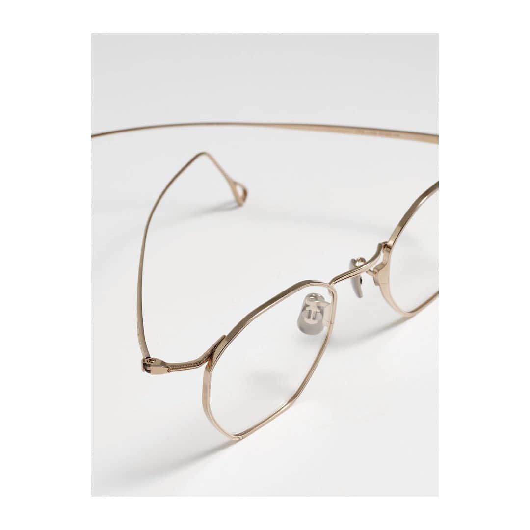 のインスタグラム：「. #EYEVAN7285 . Model: 176 . The new model of “156", the masterpiece of EYEVAN7285. The front part, which looks like a thin rim, is finished by cutting a titanium sheet and pressing and polishing many times. The hidden screw hole for fixing the lens on the back nose side is also a groundbreaking structure, made of a single piece of 3mm titanium plate, which was padded to 4 mm and inflated.  . #moderncraftwork #japaneseeyewear #handmadeinjapan #detailsmakeperfection」