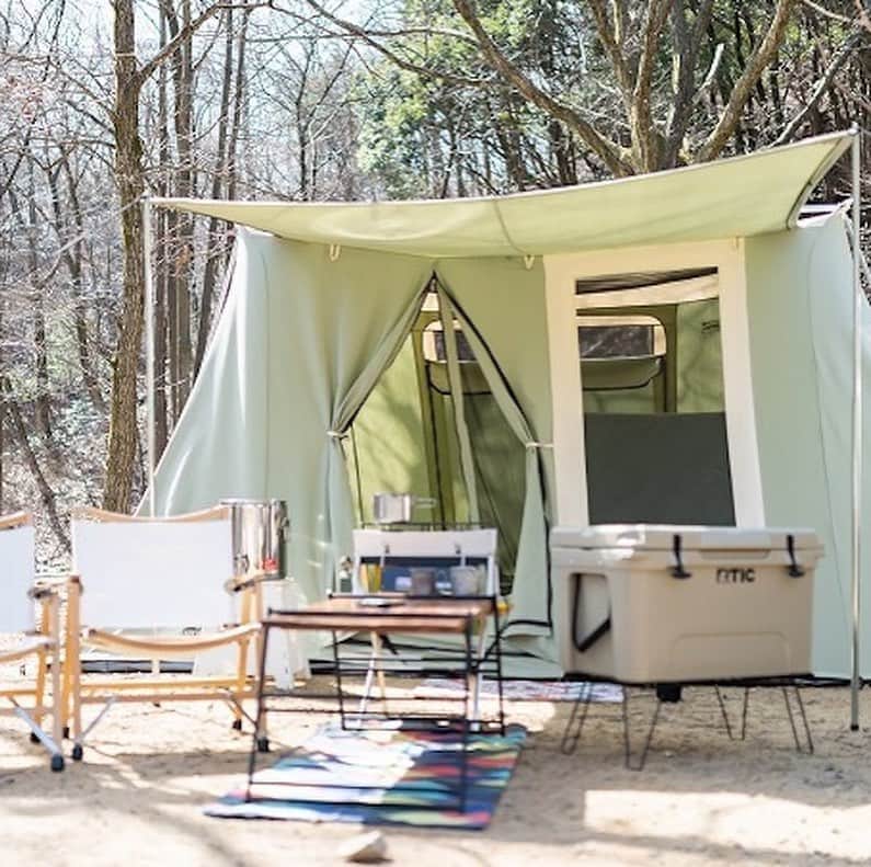 キャンプ情報サイト［ランタン］さんのインスタグラム写真 - (キャンプ情報サイト［ランタン］Instagram)「CAMP SMILE STYLE ／ キャンプの楽しみは深呼吸。 自然の中で優雅なひととき ＼ いろんなキャンパーのキャンプスタイルを現地取材と一般キャンパーからの投稿で数多く掲載してます。 . . 詳しくは @lantern.camp webサイトをご覧ください . . #camp #camping #outdoor #travel #trip #lantern_smile #nature #キャンプ #キャンプ用品 #アウトドア #テント #自然 #旅行 #キャンプ初心者 #キャンプ好きな人と繋がりたい #キャンプスタイル #LANTERN #キャンプギア #コラボ #rtic #クーラーボックス #primus #ツーバーナー #snowpeak #マグカップ #冬キャンプ #グループキャンプ #マキノ高原キャンプ場」1月20日 18時01分 - lantern.camp