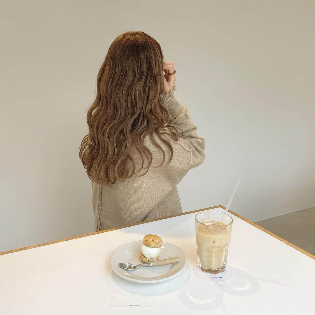 RiLiさんのインスタグラム写真 - (RiLiInstagram)「次のカラーどうする❔❔【冬のヘアカラー】🥰🎀⁣ ......⁣ そろそろ本格的に冬❄️⛄️年も明けるし、心機一転新しい髪色にしてみないっ？👀この季節にとってもかわいい🥺💓【冬のヘアカラー】を紹介するよっ❣️⁣ 冬はほんのりしたカラーがとっても人気💕🍓ちょっとピンクぽいのもアリだし🙆‍♀️やわらかいベージュもオススメだよっ🤲🏻⁣ パキッとしすぎてないカラーをチョイスすると、垢抜けて見えるかも…❔👀気になった子は美容室にゴーだよっ💨💨⁣ ❣❣❣❣❣⁣ サイトやSNSで掲載させていただくお写真募集中😘📸⁣ かわいいコーデやアイテム、注目スポットなどが撮れたら、ハッシュタグ→#rili_tokyo  を付けて投稿❗⁣ ．⁣ Special Thanks💋 Photo by⁣ @__nacki⁣ @mgmilk___⁣ @gudeminami⁣ @___musashi.___⁣ @gudeminami⁣ @cherryblo_kk⁣ @fuchan_2003⁣ @pon_k17⁣ ⁣ .⁣ #ヘアカラー #冬のヘアカラー #髪型 #冬の髪型 #ピンクベージュ #ブラウンベージュ #ベージュ #ブラウン #髪色 #ヘアスタイル #ヘアアレンジ #暗髪 #rili_tokyo #おしゃれさんと繋がりたい #お洒落さんと繋がりたい #ファッション #패션스타그램 #ootd #outfit」1月20日 18時01分 - rili.tokyo