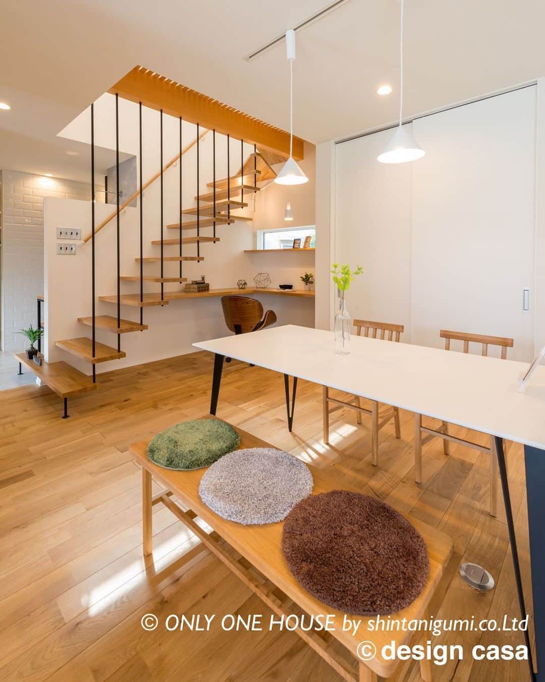 ONLY ONE HOUSE 株式会社 新谷組のインスタグラム：「* #階段施工例   梁からアイアンのパイプで吊るした ストリップ階段がみものです！✨  ぬけ感が出て広々とする上に 階段下をワークスペースにする事で 空間を有効的に活用👏  more phots▶︎ @shintanigumi.co.ltd   --------------------------------------  新谷組は土地探しから 設計施工管理の全てを 弊社で担う事ができます！  大工工務店だからこそ出来る 枠にとらわれない自由な発想で お客様のお家づくりを 全力でサポートいたします💪🏻  お気軽にご相談ください☻  #ONLY_ONE_HOUSE by shintanigumi.co.Ltd  本社TEL ▶︎0770-78-1255 事務所TEL ▶︎0770-59-2552 E-Mail ▶︎shintanigumi@outlook.jp 新谷組HP ▶︎http://www.shintanigumi.jg  --------------------------------------  #新谷組#オンリーワンハウス #おおい町#舞鶴市#高浜町#小浜市#敦賀市#若狭町#美浜町#新築#一戸建て#外構工事#改修工事#シンプルライフ#マイホーム#注文住宅#デザイン住宅#自由設計#工務店#金属サイディング#家事楽動線#家づくり #階段#ストリップ階段#階段下#ワークスペース#在宅ワーク」