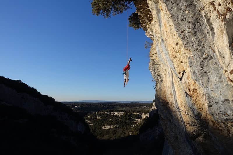 ニナ・カプレツのインスタグラム：「Sharing the folie for life, passion for climbing and big love for nature with my dear friend @marc.lemenestrel and his brother Antoine in southern France. Good times! 👌👌 #lovelife #outerpeace @arcteryx @petzl_official @scarpaspa」
