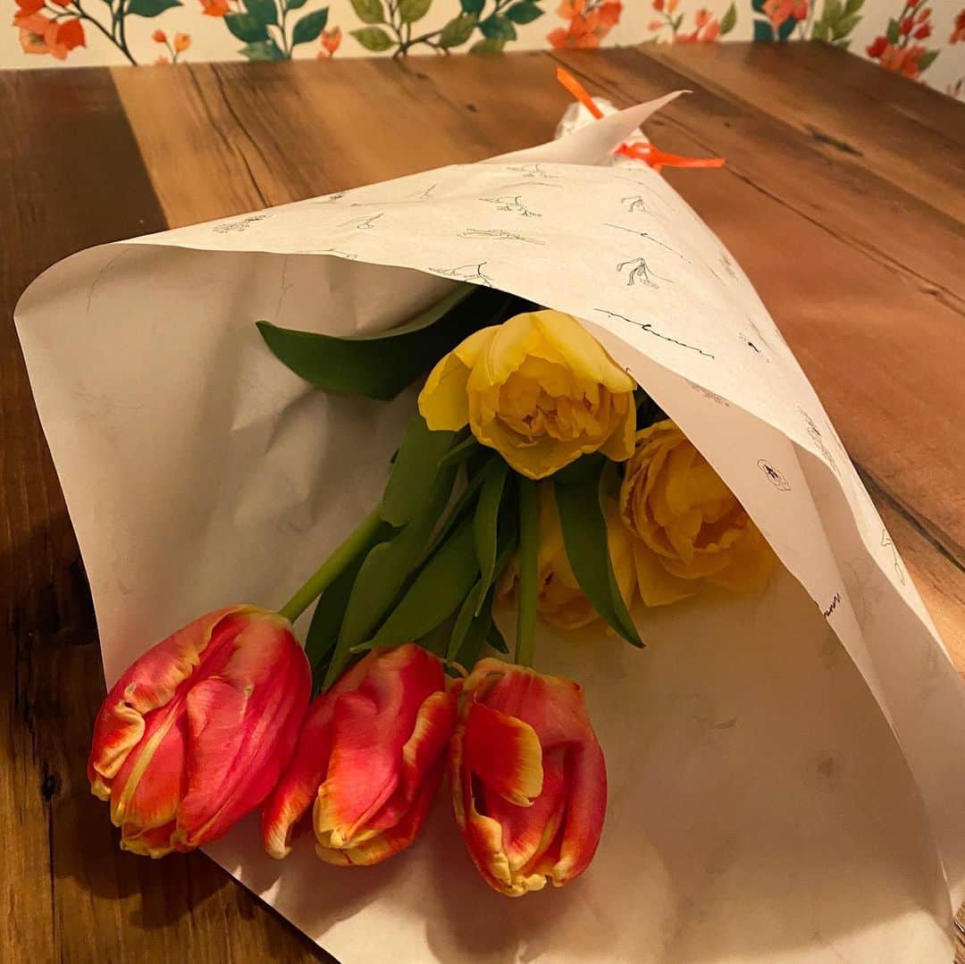 瀬戸あゆみさんのインスタグラム写真 - (瀬戸あゆみInstagram)「かわいいお花屋さん💐 @hana_waragai   1月17日は、パパの命日。 お墓にお供えするお花と、おうちに飾るチューリップを買いました。🌷」1月20日 18時03分 - setoayumi