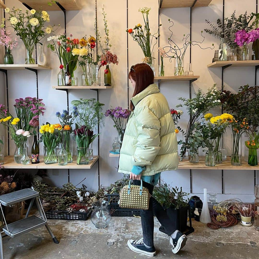 瀬戸あゆみさんのインスタグラム写真 - (瀬戸あゆみInstagram)「かわいいお花屋さん💐 @hana_waragai   1月17日は、パパの命日。 お墓にお供えするお花と、おうちに飾るチューリップを買いました。🌷」1月20日 18時03分 - setoayumi