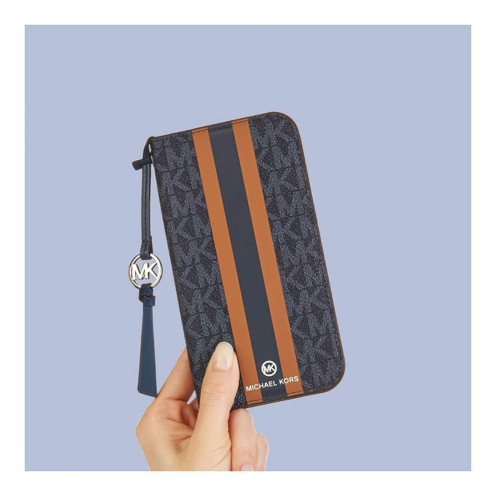 caseplayのインスタグラム：「.  --------------------  ＼FOXSTOREでは【 MICHAEL KORS 】／ のiPhoneケースを取り扱ってます  --------------------  【 MICHAEL KORS 】 FOLIO CASE STRIPE with TASSEL CHARM  MICHAEL KORSの特徴的なロゴの キャンバス地にセンターストライプが入った 可愛すぎないスタイリッシュな デザインの手帳型ケースです  同じMICHAEL KORSのロゴのキャンバス地のバッグと 合わせてコーディネートされている方も多いモデル  MICHAEL KORSファンにはうれしい、 MKロゴのタッセル付き！  ケースの内側にカードポケットがあって 3枚も収納ができるので、 見た目だけではなく、機能性もバッチリですね  こちらの「Admiral/Brown」カラーは シックなネイビーにブラウンラインがアクセントに◎  カラーバリエーションは4色展開で、 お好みのカラーをお選びいただけます  〇詳細はトップページリンクより 公式ONLINE SHOPでご覧ください  〇REAL STOREにもお取り扱いございます ※店舗によって一部カラーのお取り扱いが無い場合も ございますので、実物をご覧になりたい際は 店舗にお問合せの上、ご来店くださいませ  --------------------  【対応機種】  ・iPhone 12/12 Pro ・iPhone 12 mini ・iPhone SE(第2世代)8/7 ・iPhone 11 ・iPhone 11 Pro  【カラー】  ・Vanilla 　(バニラ/ベージュライン) ・Ballet 　(ピンク/ダークレッド＆ネイビーライン) ・Admiral/Dark Brown 　(ネイビー/ダークブラウン＆ホワイトライン) ・Admiral/Brown→画像のカラーです 　(ネイビー/ブラウン＆ネイビーライン)  --------------------  iPhone 12 シリーズ対応のケースも 多数ございますので、是非【公式ONLINE SHOP】より チェックしてみてください  #MICHAELKORS #マイケルコース#iphonecase #iphoneケース #iphoneカバー #iphoneカバー #スマホケース #アイフォンケース #携帯ケース #スマホカバー #iphone12ケース#iphone12proケース #iphone12miniケース #iphonese2ケース #iphone11ケース #iphone11proケース #手帳型ケース #手帳ケース」