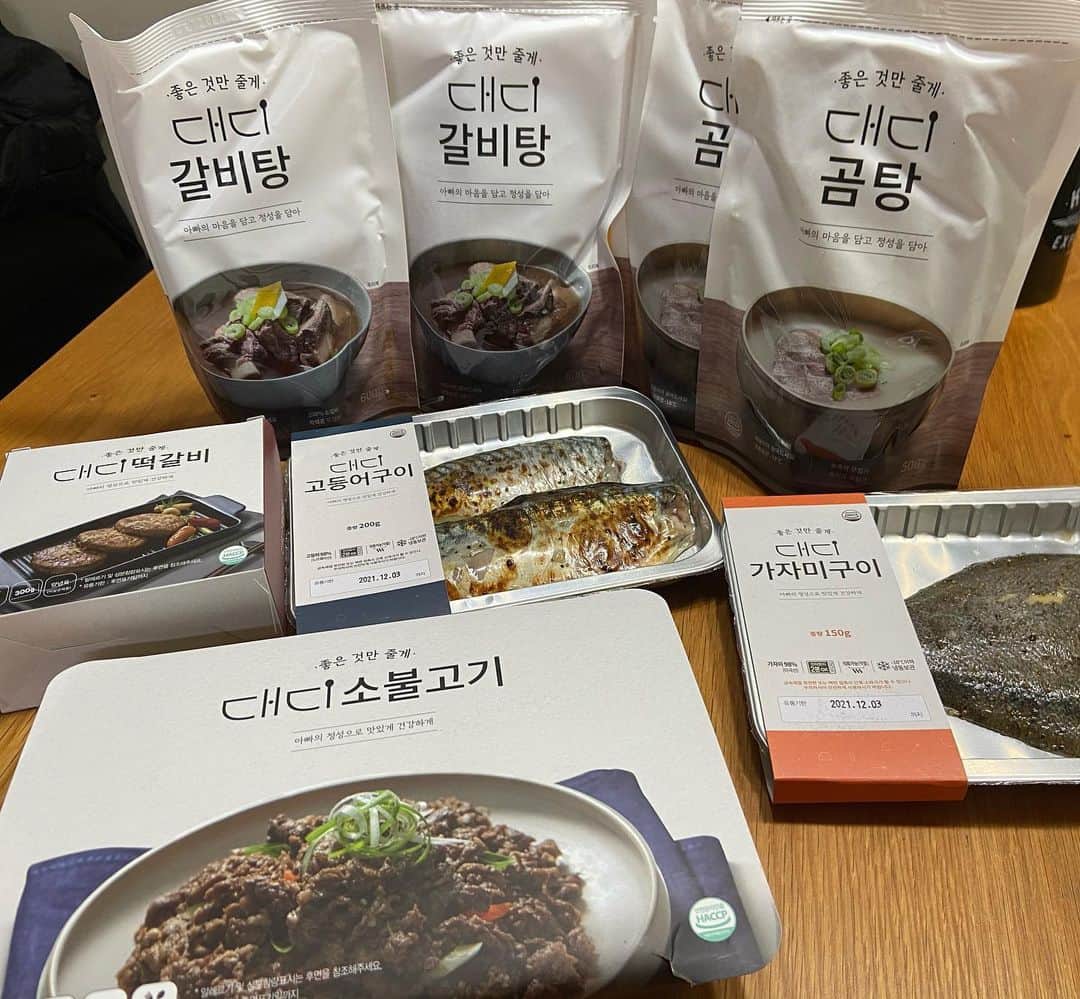 パク・シウンのインスタグラム：「늘 멋진남편 멋진아빠로 열심히 살고있는 정말멋진동생 태우가보내준 생일선물~🤗💕 매끼니가 고민인요즘이라 너무 반가운 선물😁ㅎ 먹어보니 아빠의마음으로 만든게 너무 느껴지더라~다 맛있지만 난 곰탕이 완전 취저였음😍 #대디푸드 #대박나시오 #정태우 #화이팅 ‼️」