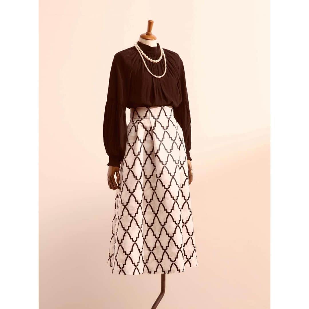 TIARAさんのインスタグラム写真 - (TIARAInstagram)「<blouse× print skirt>  blouse ¥17000+tax  skirt ¥26000+tax  女性らしさの柔らかいブラウスと 華やかさの潔い柄スカート  #tiaramelrose #blouse #skirt #printskirt #ギャザーブラウス #ブラウスコーデ」1月20日 18時16分 - tiara_melrose
