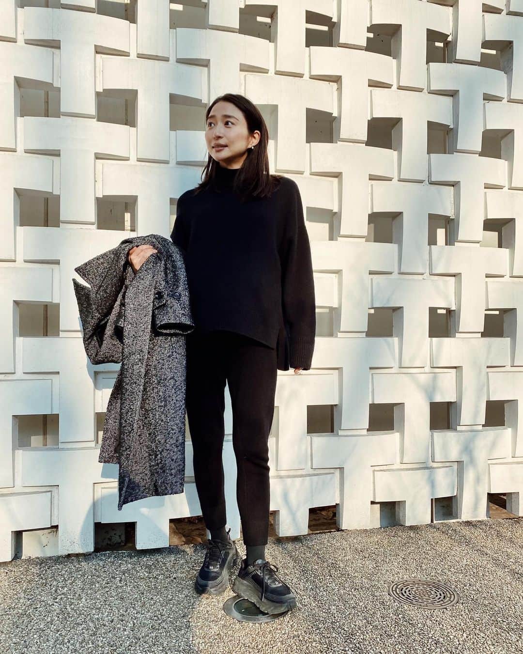 永田杏奈のインスタグラム：「・ モジモジくんスタイル❤︎ このニットのセットアップ、楽ちんで暖かいのでヘビロテしてます🧶 着圧靴下で冷えない&浮腫まないように。  veryのマタニティwebスナップに載っています☝︎︎ verywebにマタニティコンテンツがあるのは知らなかったのですが、為になる情報が沢山なのでチェックしよ~☺︎  #マタニティコーデ #マタニティファッション #妊娠後期 #妊娠9ヶ月　#norc #hokaoneone #ホカオネオネ #therow」