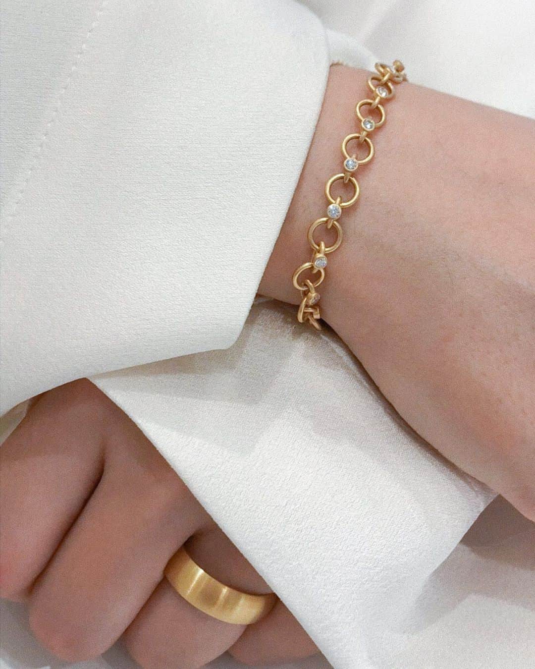 SHIHARAさんのインスタグラム写真 - (SHIHARAInstagram)「Diamond #ShiharaLink Bracelet and classic wide oval ring.  #shihara #shiharabridal #weddingband #yellowgold #18kgold」1月20日 18時09分 - shihara