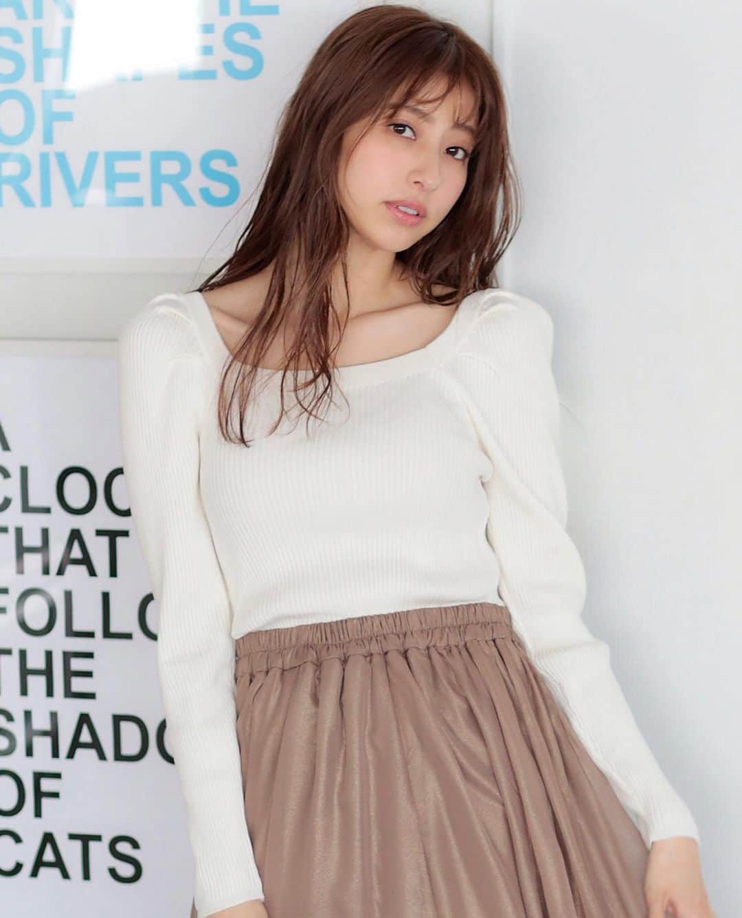 Fleur Fleurのインスタグラム：「呢件要買呀！ 越簡單就越好看🥰💛 看似普普通通 但係條黑色邊加剪裁 就係呢件衫要買嘅原因🤤🤤🤤 春季嘅針織上架 呢件應該係最容易襯嘅款式😘💖」