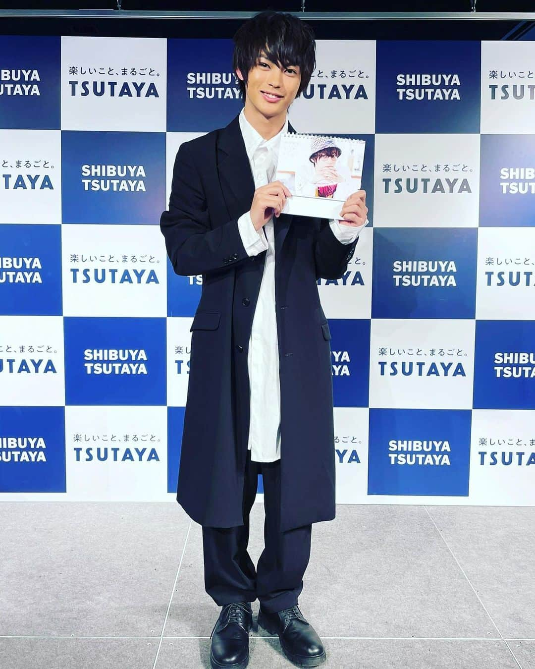 神尾楓珠さんのインスタグラム写真 - (神尾楓珠Instagram)「【EVENT】﻿ ﻿ SHIBUYA TSUTAYA神尾楓珠イベント　﻿ アーカイブ配信は﻿ 1/26（火）23:59までになります！﻿ ﻿ 内容をざっくり言うと﻿ ・12ヶ月カレンダーコンセプト紹介﻿ ・無理めなASMR﻿ ・神尾楓珠の領域展開﻿ ・顔ぷくぷく﻿ ・メンタルやられた3Aダンス﻿ ﻿ です🙈﻿ ﻿ アーカイブ配信視聴付きのカレンダーも﻿ 1/25（月）23:59まで販売してます。﻿ https://store.shopping.yahoo.co.jp/shibuya-tsutaya-net/kamiofuju.html#﻿ ﻿ ぜひ見てください💞﻿ ﻿ #神尾楓珠﻿ #頑張れ楓珠くん﻿ ﻿ 衣装協力@syte_yohjiyamamoto」1月20日 18時13分 - fuju_continue0121