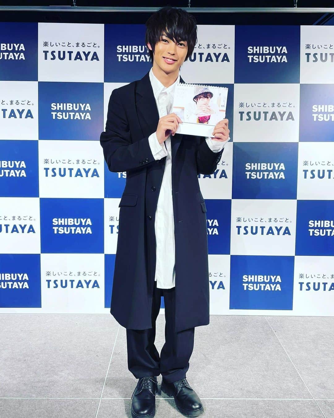 神尾楓珠のインスタグラム：「【EVENT】﻿ ﻿ SHIBUYA TSUTAYA神尾楓珠イベント　﻿ アーカイブ配信は﻿ 1/26（火）23:59までになります！﻿ ﻿ 内容をざっくり言うと﻿ ・12ヶ月カレンダーコンセプト紹介﻿ ・無理めなASMR﻿ ・神尾楓珠の領域展開﻿ ・顔ぷくぷく﻿ ・メンタルやられた3Aダンス﻿ ﻿ です🙈﻿ ﻿ アーカイブ配信視聴付きのカレンダーも﻿ 1/25（月）23:59まで販売してます。﻿ https://store.shopping.yahoo.co.jp/shibuya-tsutaya-net/kamiofuju.html#﻿ ﻿ ぜひ見てください💞﻿ ﻿ #神尾楓珠﻿ #頑張れ楓珠くん﻿ ﻿ 衣装協力@syte_yohjiyamamoto」