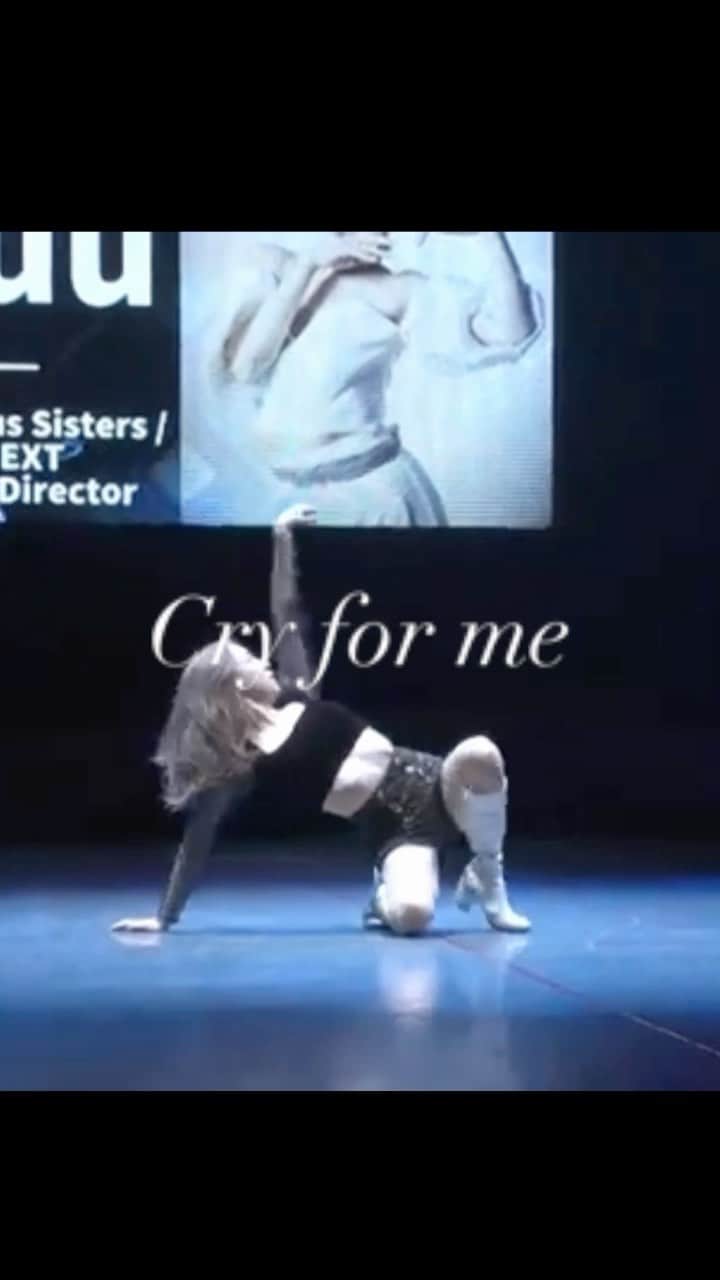 のインスタグラム：「久々にステージで踊りました🩰w  そんなことよりも、 1/16 SUPER KIDS FINALみんな本当に凄かったなあ🥺出てたみんなも、パパさんママさんもひとまずお疲れ様でした✨  どんな結果でもスイッチ入れ直して進むしかないですね！！  15年前、私もあのステージに出ててました。当時は勝てるわけない実力だったけど本気で勝てると思って戦ってたなぁ！！💕💧笑  今回見てても思ったけど天才的な身体能力持ってる子も沢山いるし、ダンスが上手いなんて当たり前で、プラス先生の作品力、サポート力。  プリンセスの時もそう、あの大きなステージでたった2人、どうしたら勝てるのか、なかなか勝たせてあげれなくて悩んだし、本人達の練習量も並外れで親御さんのサポートも並外れで、全ては最強なチーム、環境があり、やっと掴める優勝。  当時も今もそれは変わらず。 身体能力も決して高くない(むしろ低い)、いつも相方や妹の方がダンスが上手かった私はww ずっとパソコンと向き合って泣きながら戦ってきた！！😂  すこーしずつ高校生の時から結果を残せるようになったり、それでも沢山負けたけど、でも毎回本気で向き合って戦ってたからWorld of danceに繋がり今も繋がってる🙆🏻‍♀️💡✨  自分が評価されたい場所は自分で選ぶ。  今はこの時代だと思う。  挑戦し続けながらも、いろんな場所を見たほうが私はいいと思う。  頑張ってる人には必ずチャンスが舞い降りてきて、更に上にいける人は迷わずにチャンスを掴む💡💕  沢山の選択で決められていく人生、ダンスやってて心から幸せだって思う日が必ず来る！！💕  言いたいことありすぎるけれど、キッズダンサー時代を経験した私が思うことは  子供を誰よりも信じてあげてほしい！ですっ😌  私は信じてもらえたから頑張れました！😭  みんなそんなに強くない。信じてあげることで更に強く頑張れると思います。😌  @superkids06 @dance_studio_vivid」