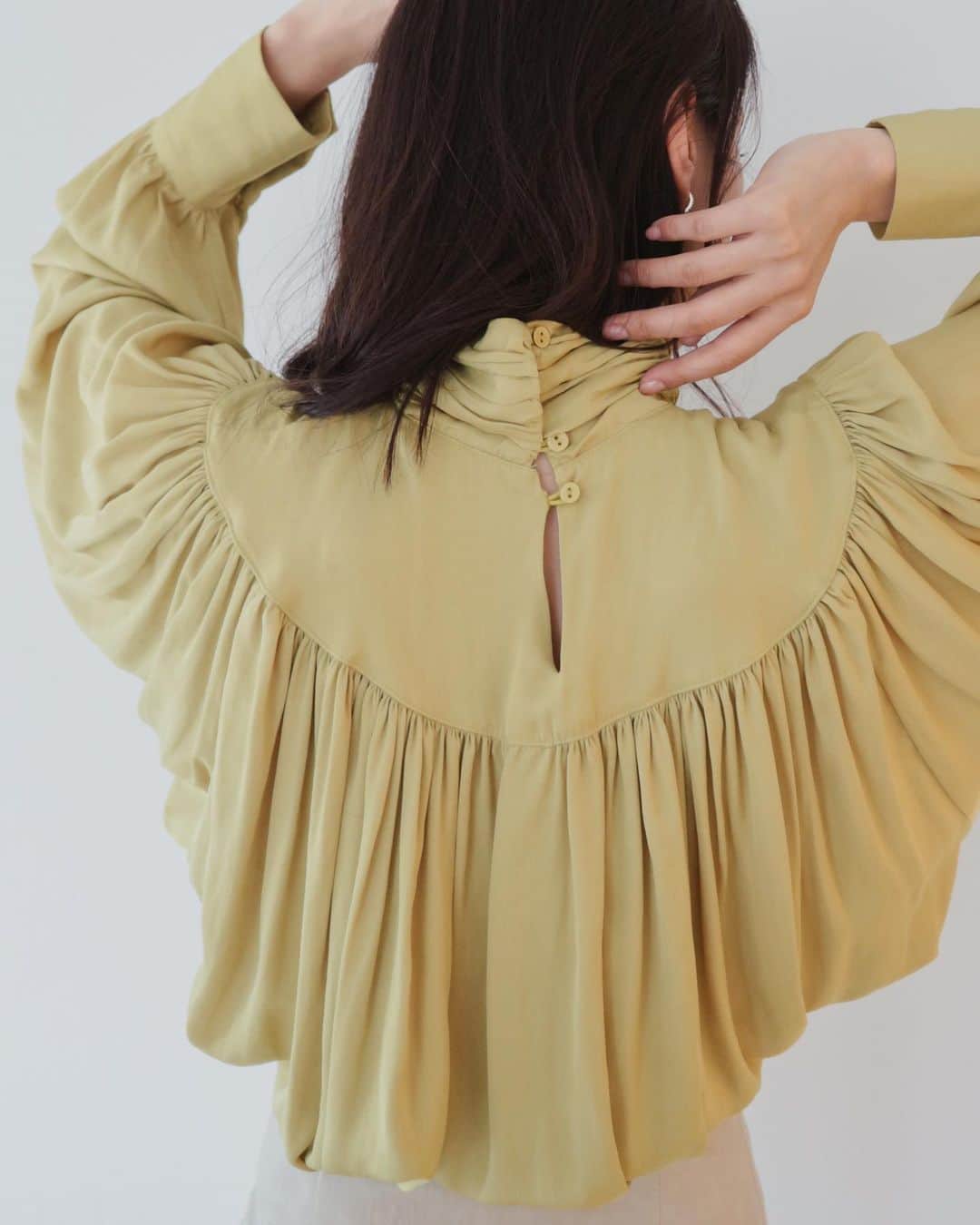 デュラスアンビエントのインスタグラム：「JANUARY NEW ARRIVAL ▫️𝗛𝗶𝗴𝗵 𝗻𝗲𝗰𝗸 𝘃𝗼𝗹𝘂𝗺𝗲 𝘀𝗹𝗲𝗲𝘃𝗲 𝗴𝗮𝘁𝗵𝗲𝗿 𝗯𝗹𝗼𝘂𝘀𝗲 〈Ivory,Beige,Olive,Black〉 とろみ感のある素材が上品で女性らしい印象を演出するデザインブラウス。 前後たっぷりギャザーが施されたボディ、クラシカルな印象のハイネックに、華やかさを演出するボリュームスリーブ、鎖骨下から裾まで広がるデザインが華奢さとお洒落度をぐっと上げてくれる、細部までこだわった特別な1枚。 _____________________________________ www.ambient-online.com @ambientofficial @ambient_ariake @ambient_yurakucho @ambient.opa #アンビエント#ambient_official  #coordinate #styling #21SS #chic」
